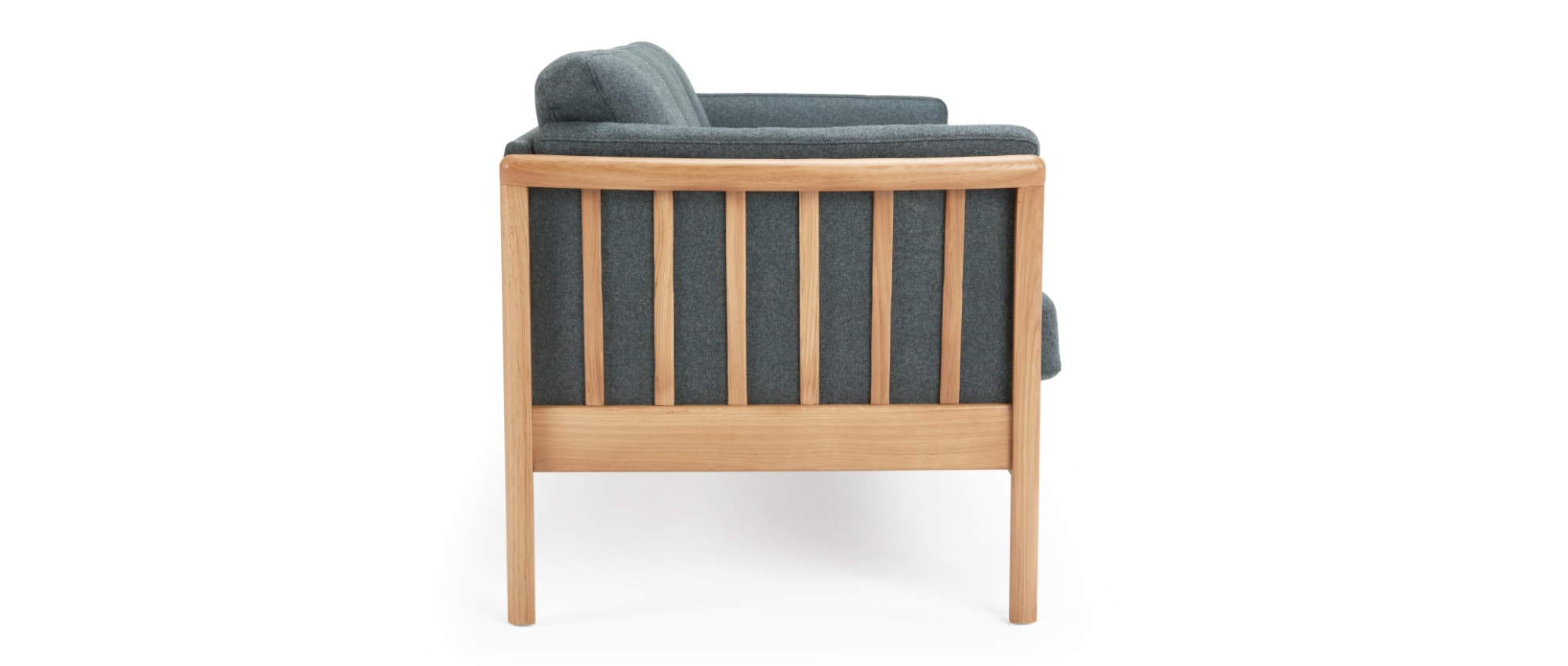 Das Designer Sofa STOCKHOLM hier mit Armlehnen und Füßen aus massivem, lackierten Eichenholz