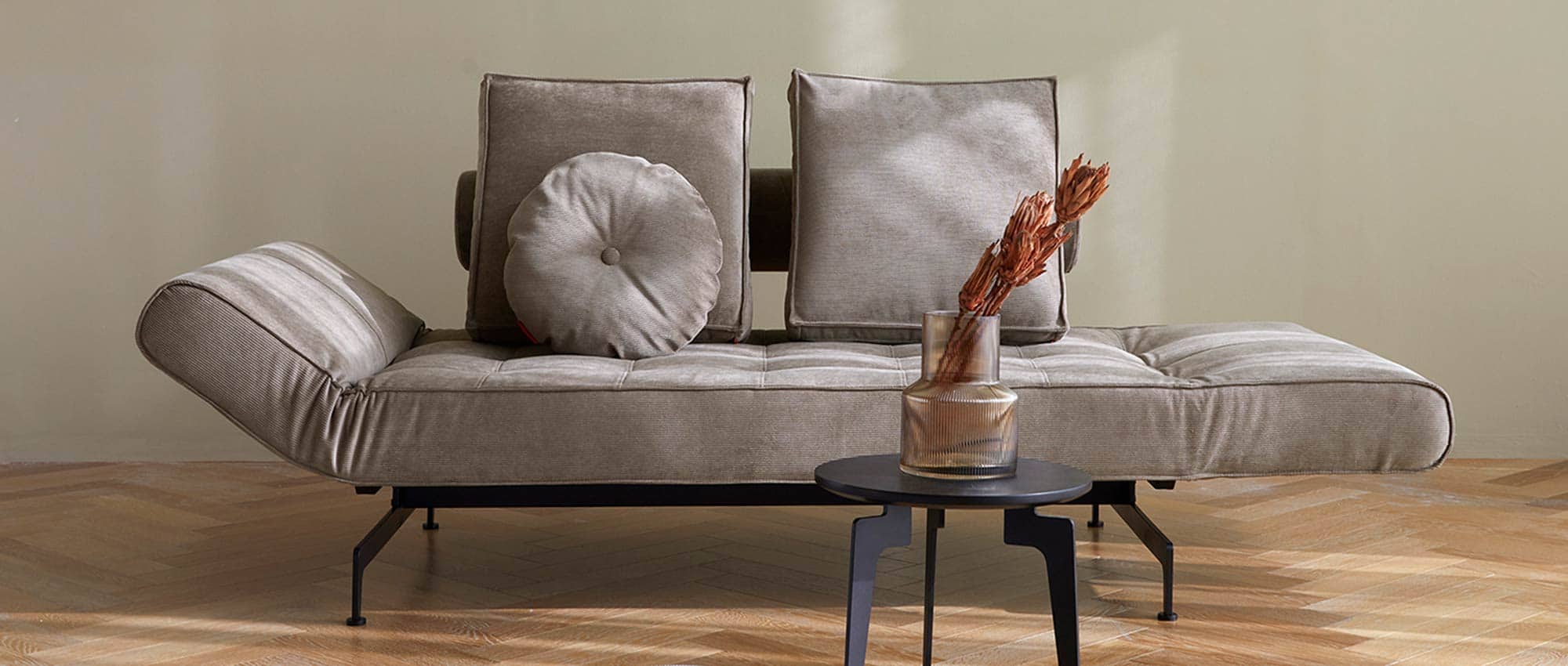 Das GHIA Daybed von Innovation mit den schwarzen Metallbeinen kombiniert zum passenden LASER Tisch - Stoff Cordufine Beige (318)