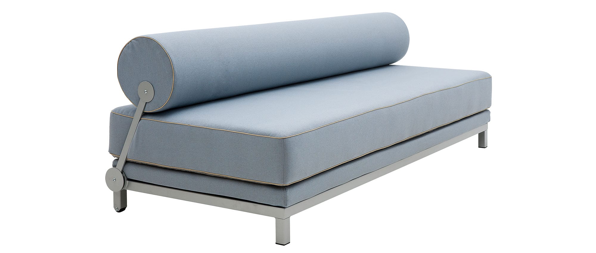 Durch die Rollen an den Hinterfüßen lässt sich das SLEEP Schlafsofa von Softline einfach verschieben - Stoff Vision - Hellblau (442), Keder in Sand