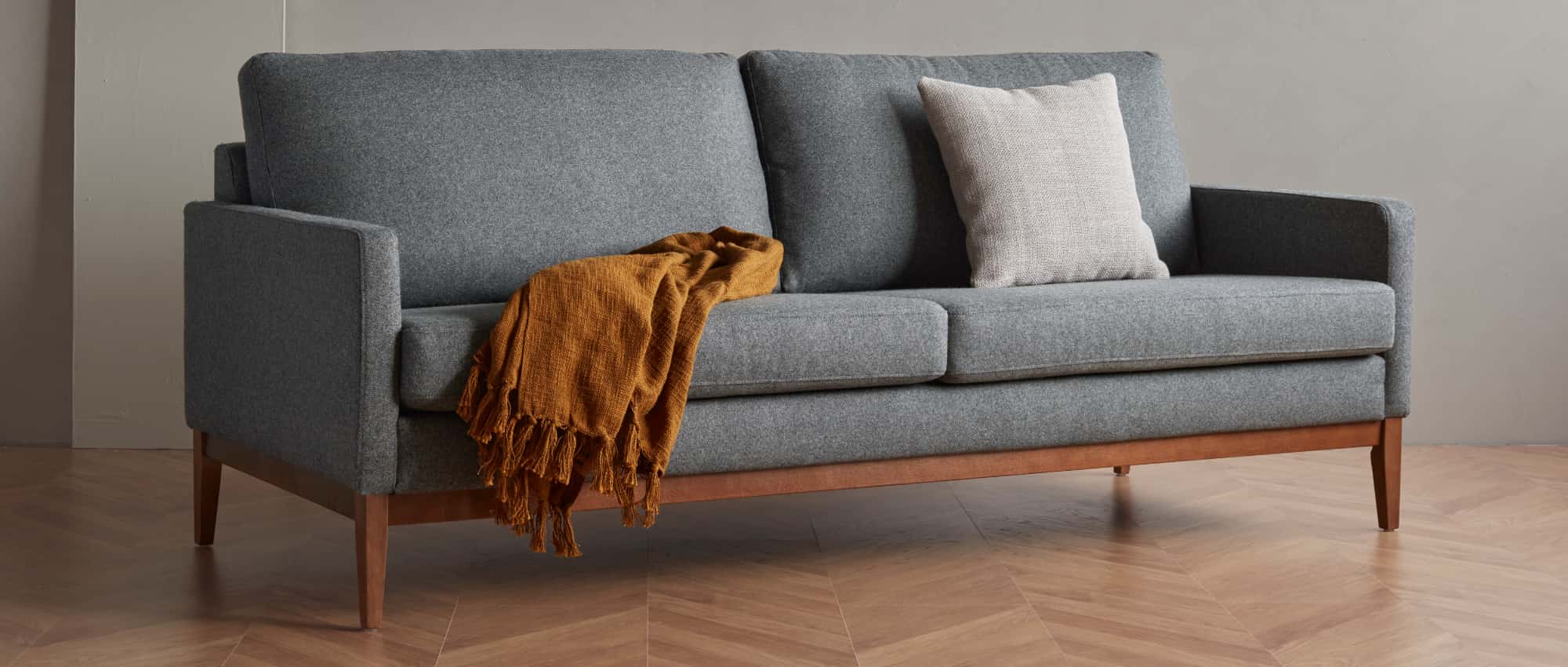 Das GÖTEBORG Sofa überzeugt mit seiner großen Stoff- und Lederauswahl - hier gezeigt der 3-Sitzer