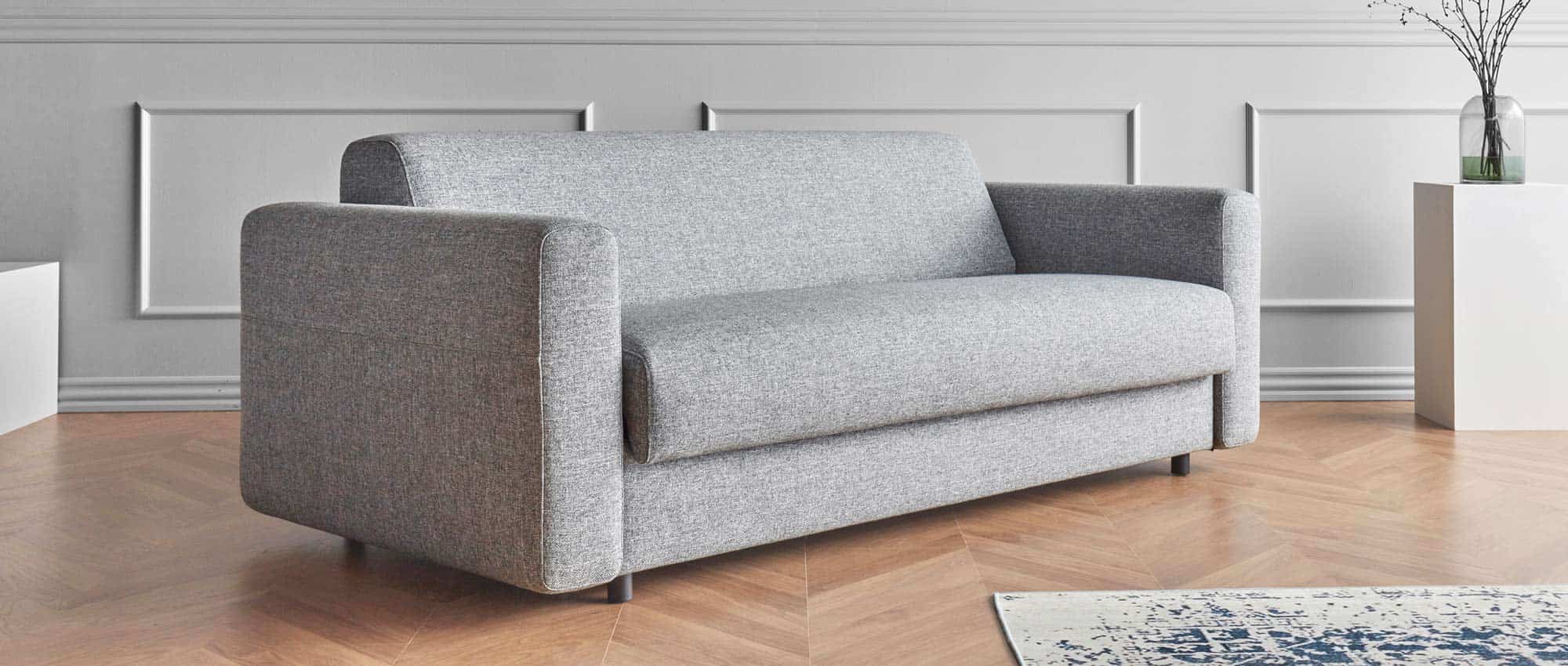 Das KILLIAN Schlafsofa eignet sich mit der separaten Matratze als Bett für jede Nacht - hier mit Bett ca. 160x195 cm und im Stoff Twist Granite (565)