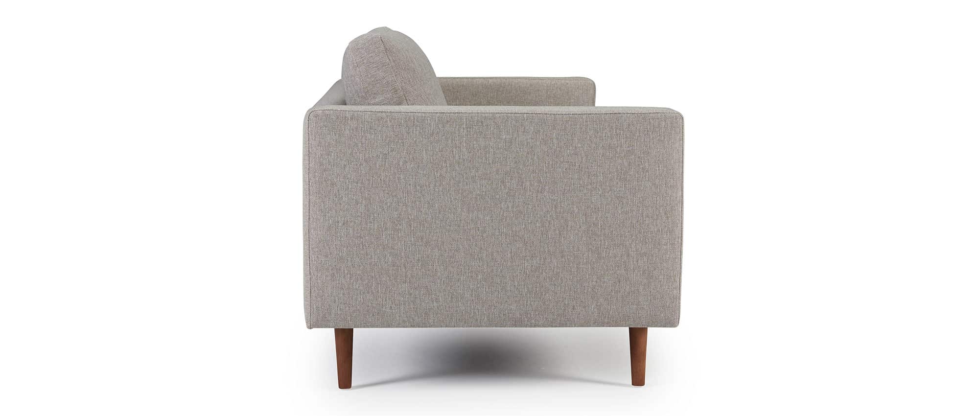 Das HALMSTAD Sofa hat Polsterarmlehnen und spitze Holzfüße aus Eiche
