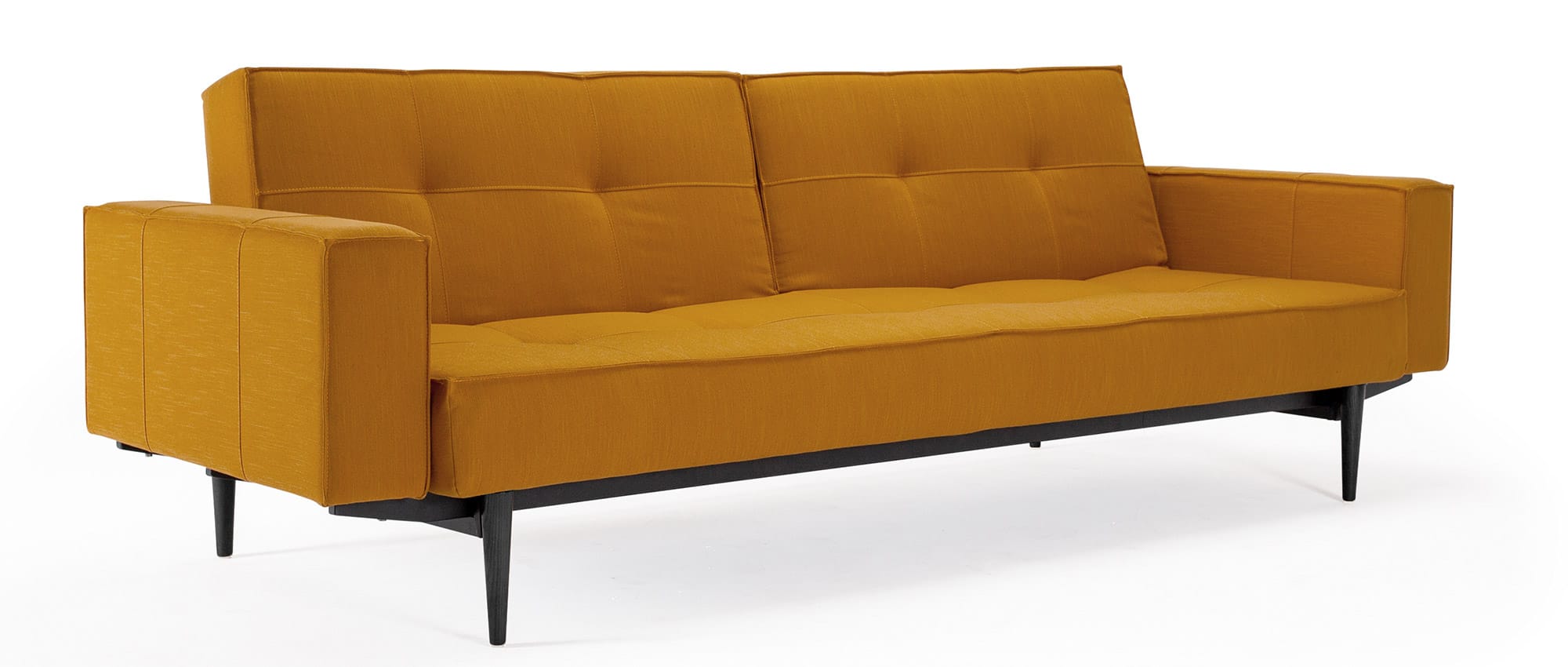 Das Sofa SPLITBACK mit Armlehnen im Stoff Elegance Burned Curry (507) mit schwarzen Styletto-Holzbeinen