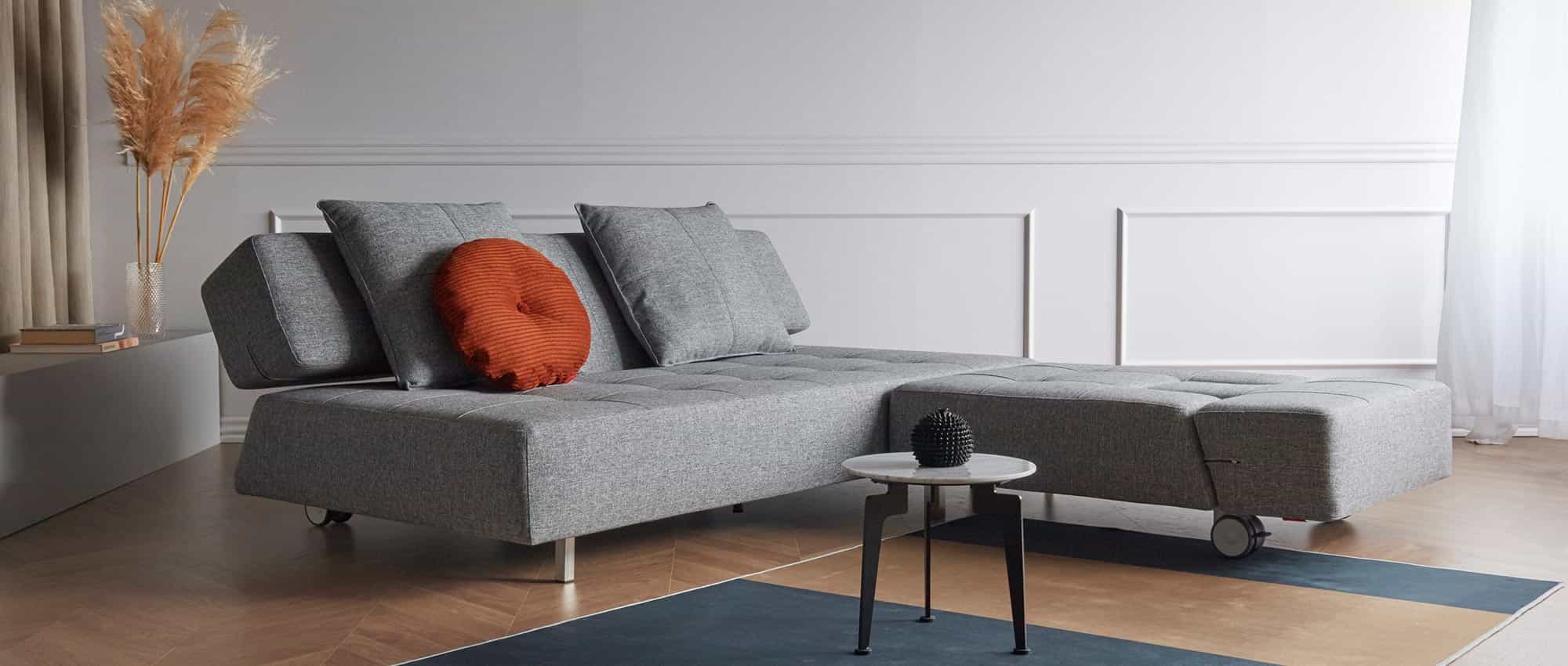 Bei Bedarf kann der Sessel einfach heruntergeklappt werden, um als flexibler Longchair an das Sofa angestellt zu werden