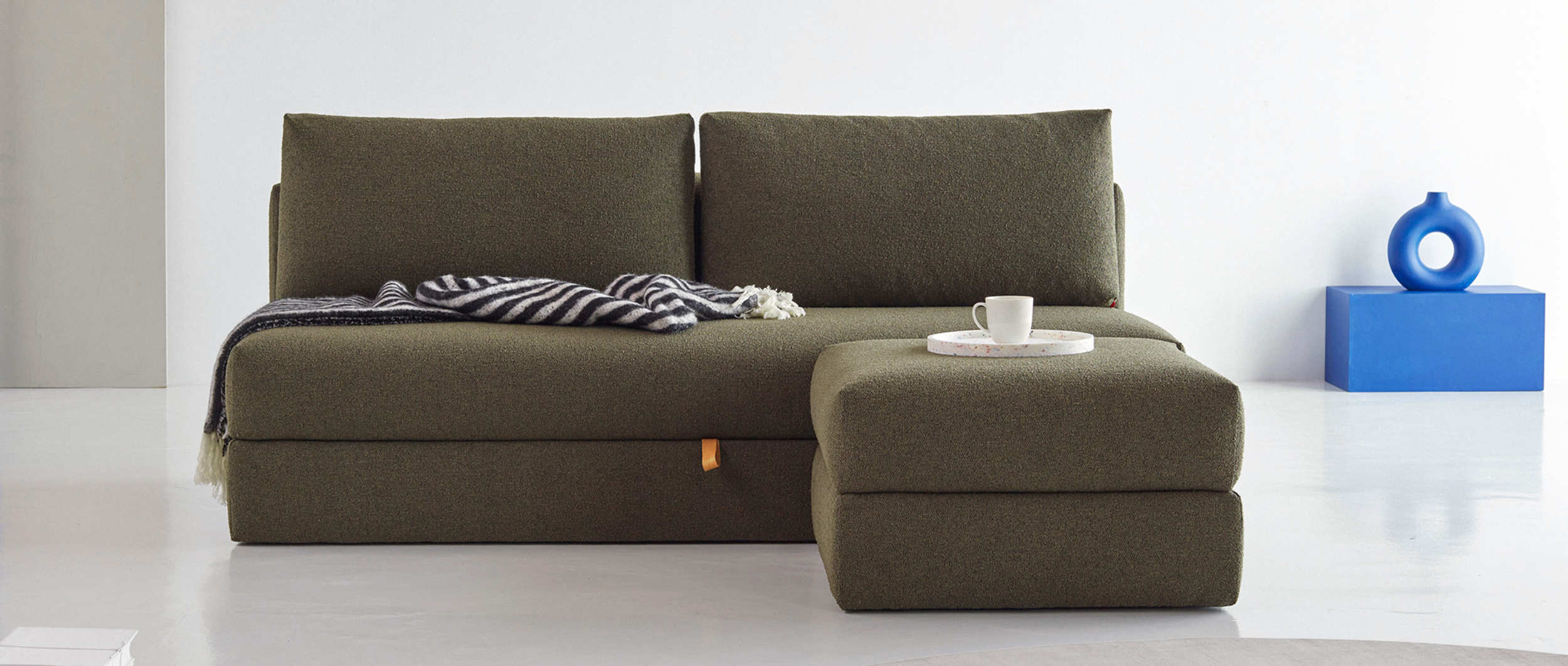 Mit dem CORNILA Hocker wird aus dem 3-Sitzer Sofa ein flexibles Ecksofa 