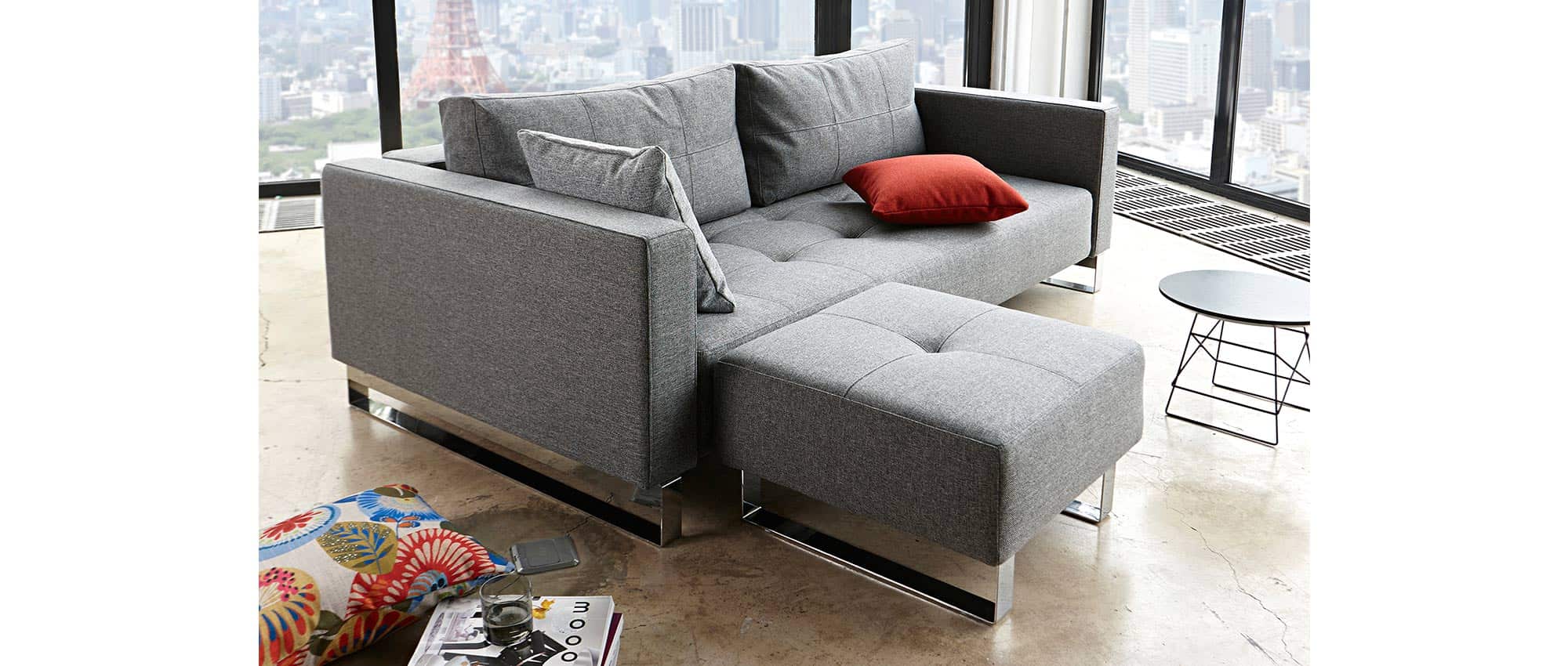Das CASSIUS DELUXE EXCESS Schlafsofa wird mit dem passenden Hocker kombiniert zu einer gemütlichen, flexiblen Eckvariante