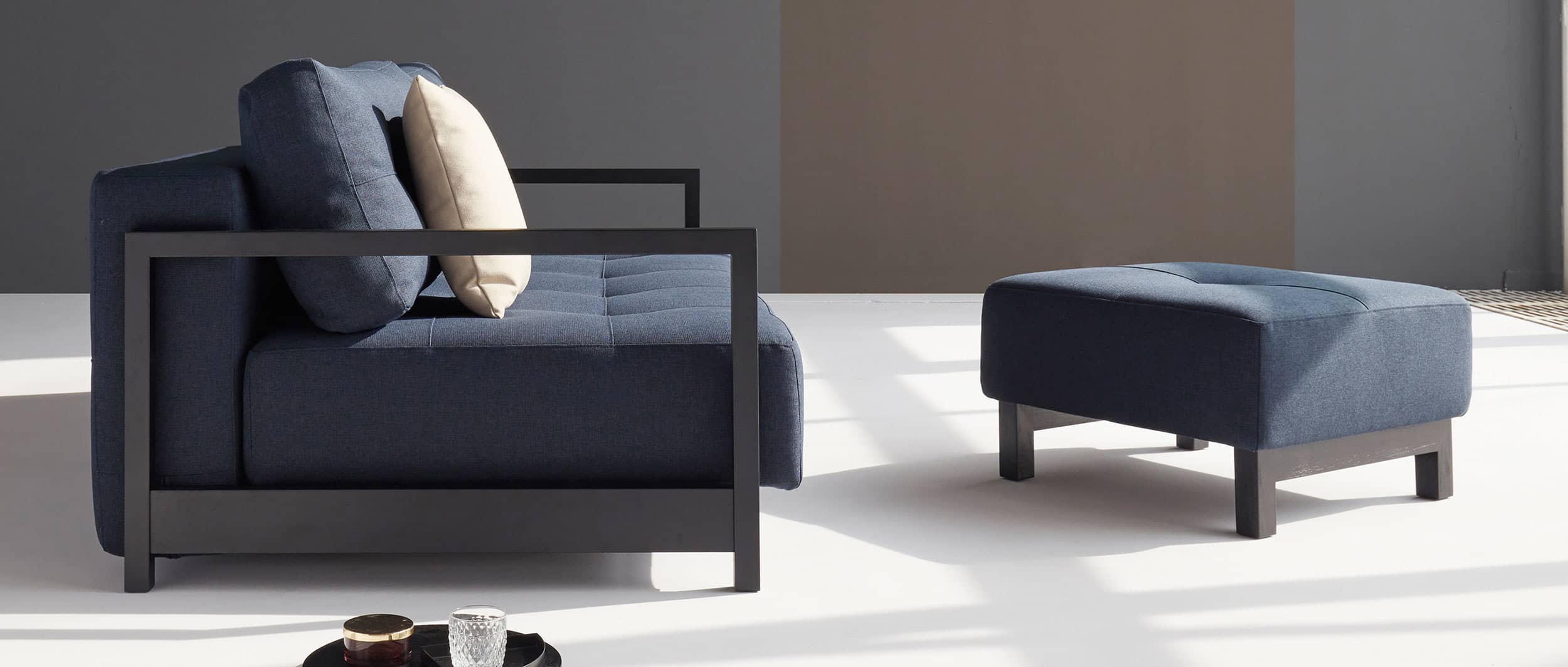 Der Hocker kann als Longchair, zusätzlicher Sitzplatz oder in Kombination mit einem Tablett auch als Beistelltisch genutzt werden