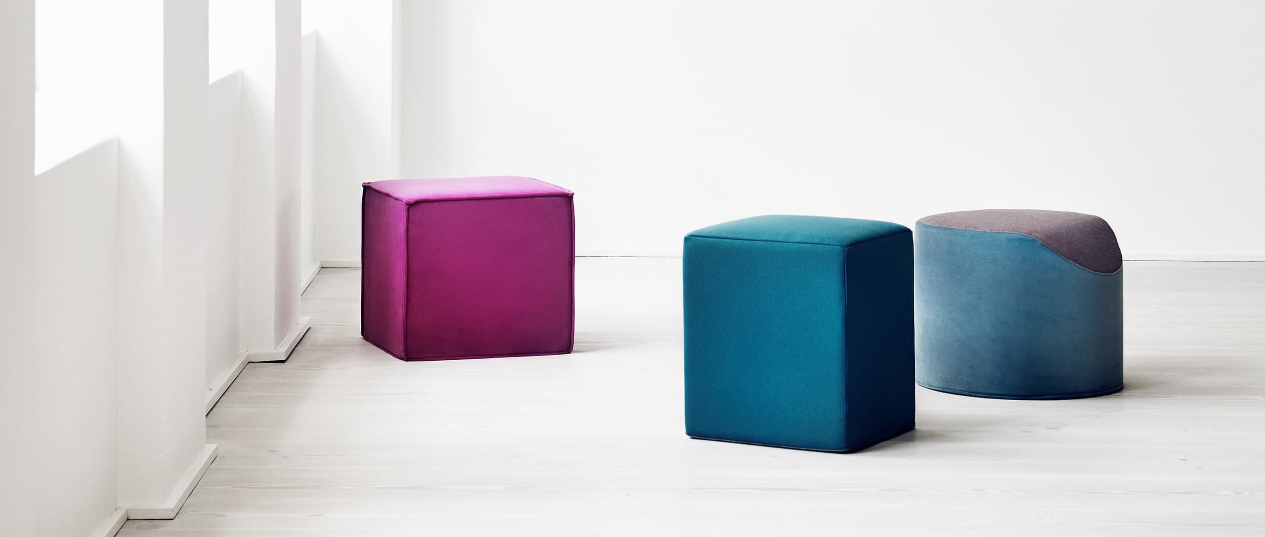Links: SPACE Hocker von Softline, Mitte: POUF Hocker von Softline, rechts: CORAL Hocker (auf Anfrage erhältlich)