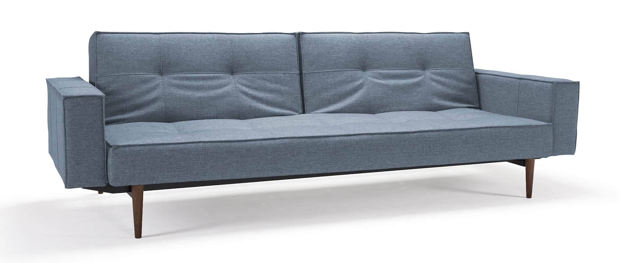 Das Schlafsofa SPLITBACK mit Armlehnen im Stoff Mixed Dance Light Blue (525) mit dunkelbraun gebeizten Styletto-Holzbeinen