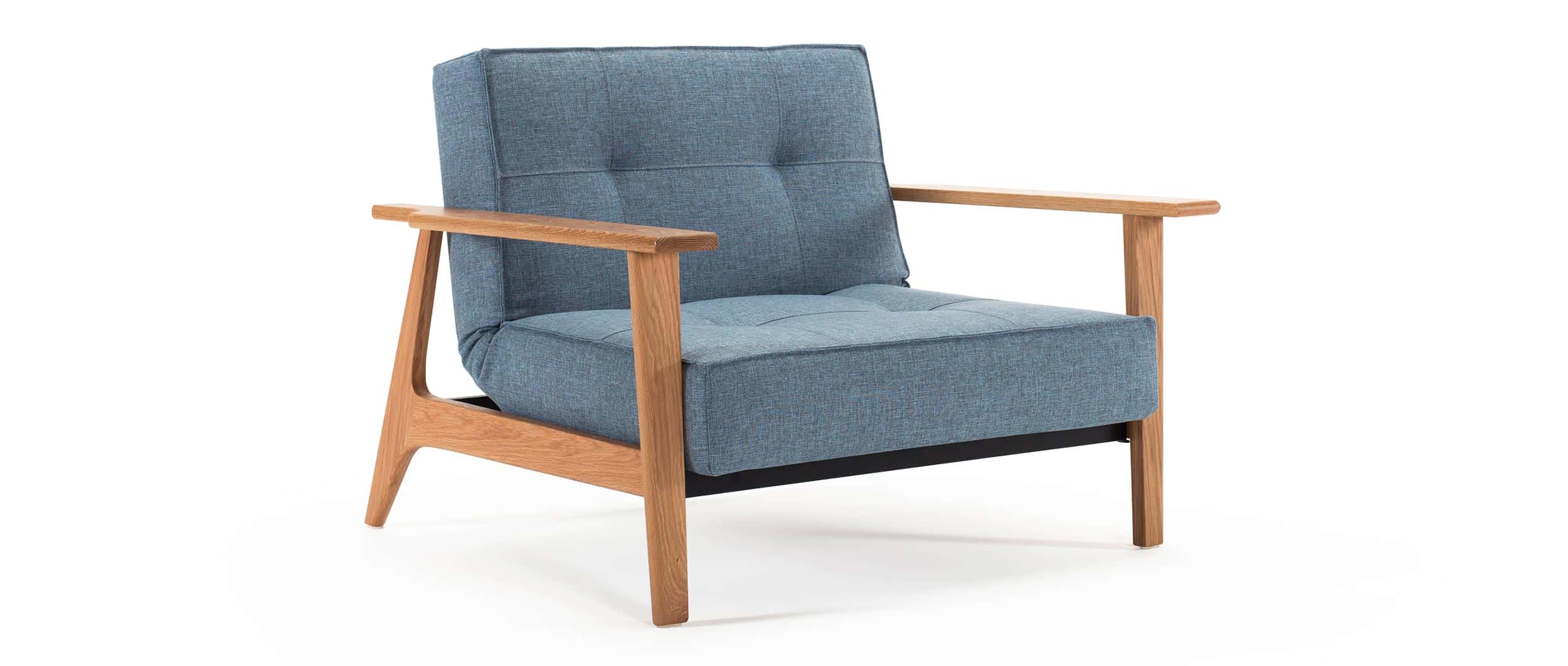 Der SPLITBACK FREJ Sessel im Stoff Mixed Dance Light Blue (525) mit hellen Eichenholzarmlehnen