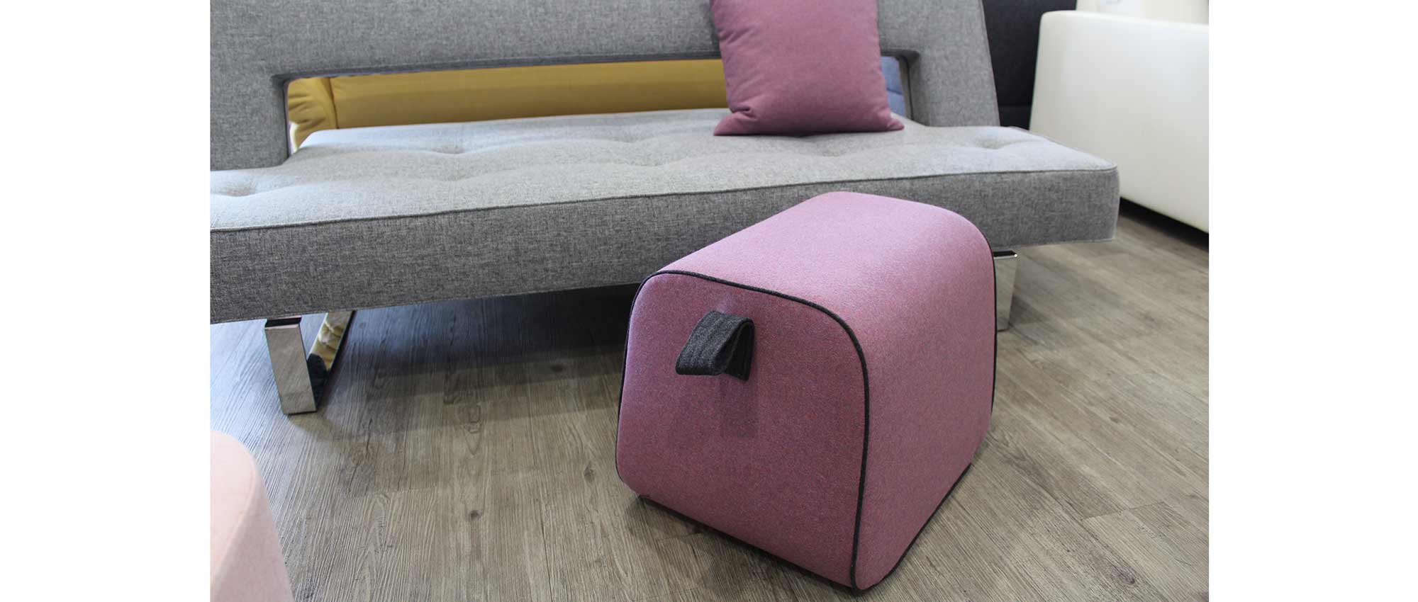 Der NECTOR Hocker im Wollstoff Filz - Lavendel Melange (640) mit Keder im Wollstoff Filz - Anthrazit Melange (610)