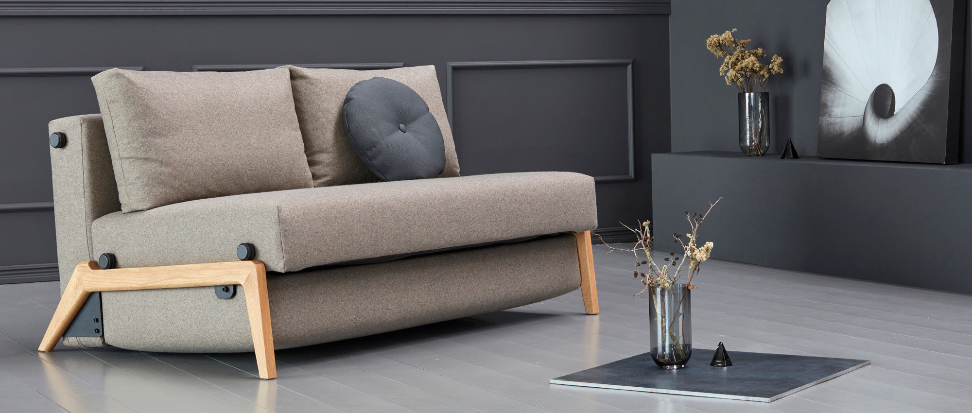 Das kompakte CUBED DELUXE Schlafsofa ist ideal für kleine Räume geeignet, kann aber auch präsent  im Raum stehen