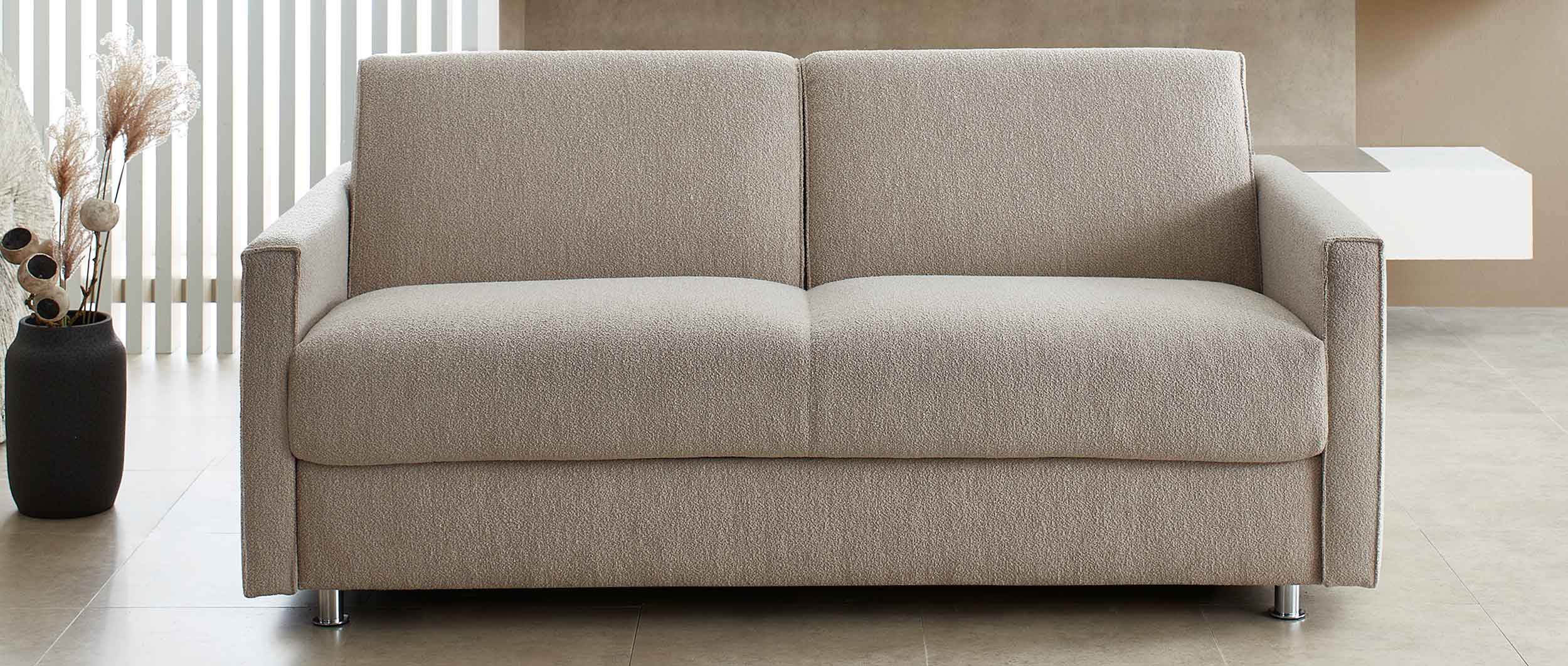 Das Schlafsofa MARBURG DELUXE mit schmalen Armlehnen Nr. 1 (Breite ca. 10 cm)