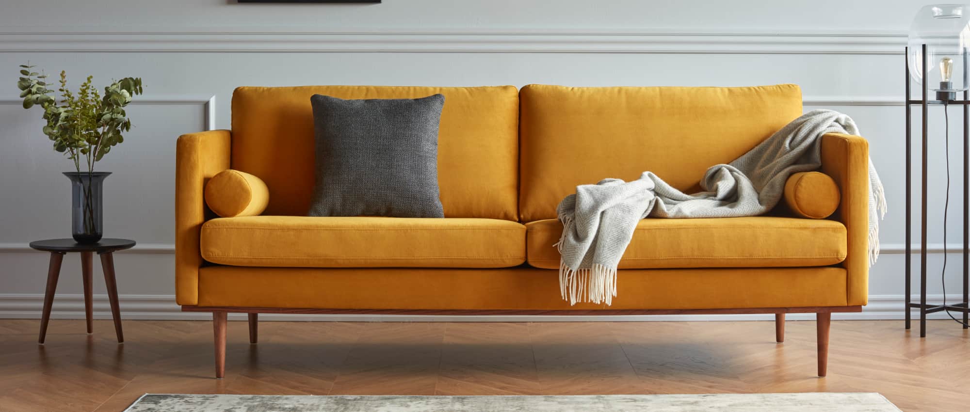 Das kleine, quadratische TURKU Sofakissen als Farbakzent auf dem OSLO Designer Sofa - hier mit den ZYLINDER Kissen, ebenfalls hier im Shop erhältlich