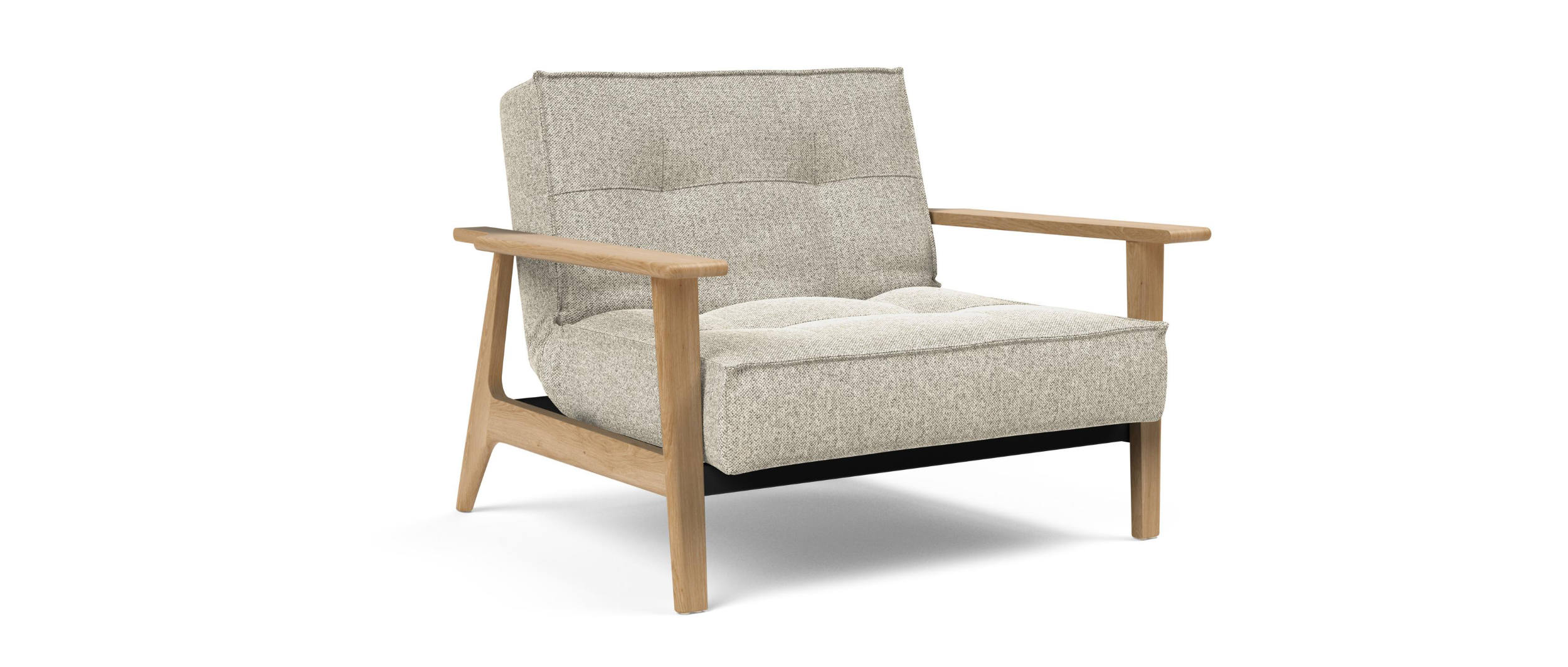 Der SPLITBACK FREJ Sessel im Stoff Taura Off White (357) mit hellen Eichenholzarmlehnen