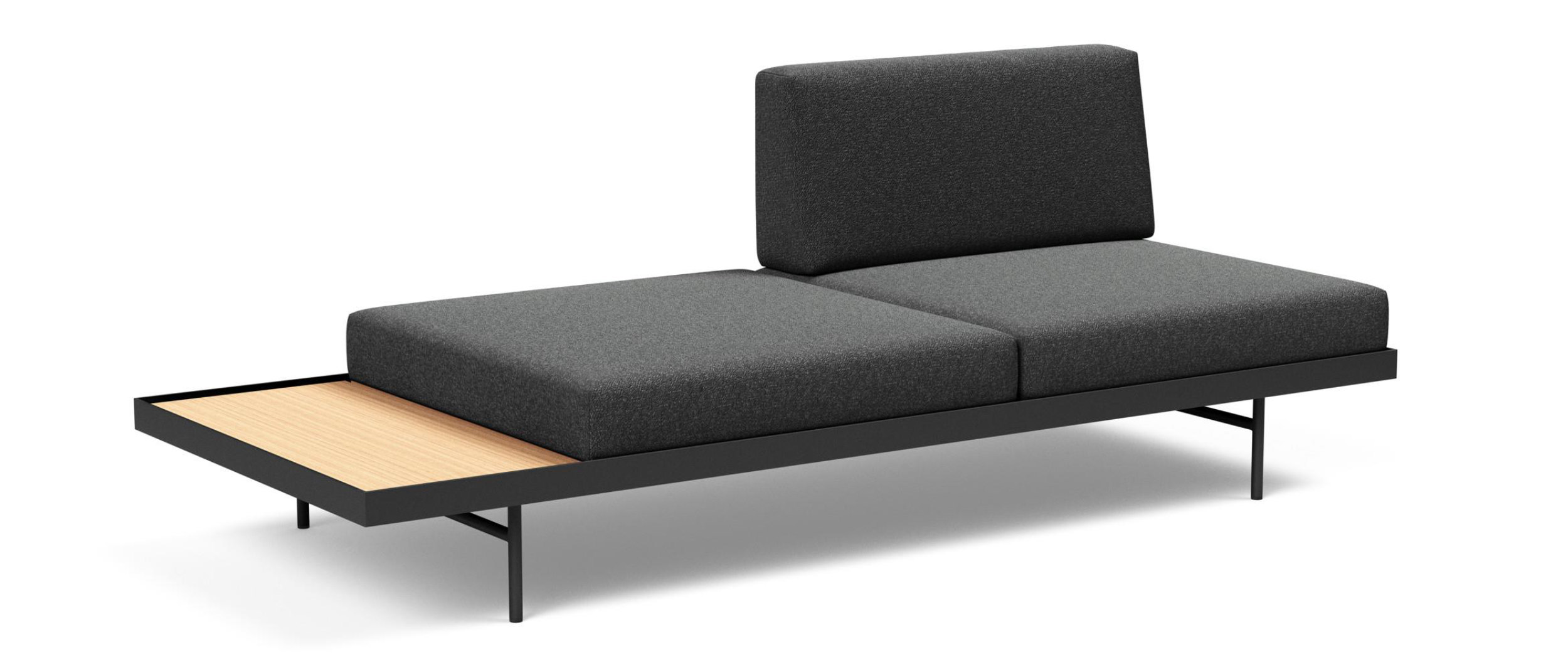 Das nachhaltige PURI Daybed von Innovation mit Holztisch, schwarzen Metallfüßen und im Stoff Bouclé Charcoal (529) 