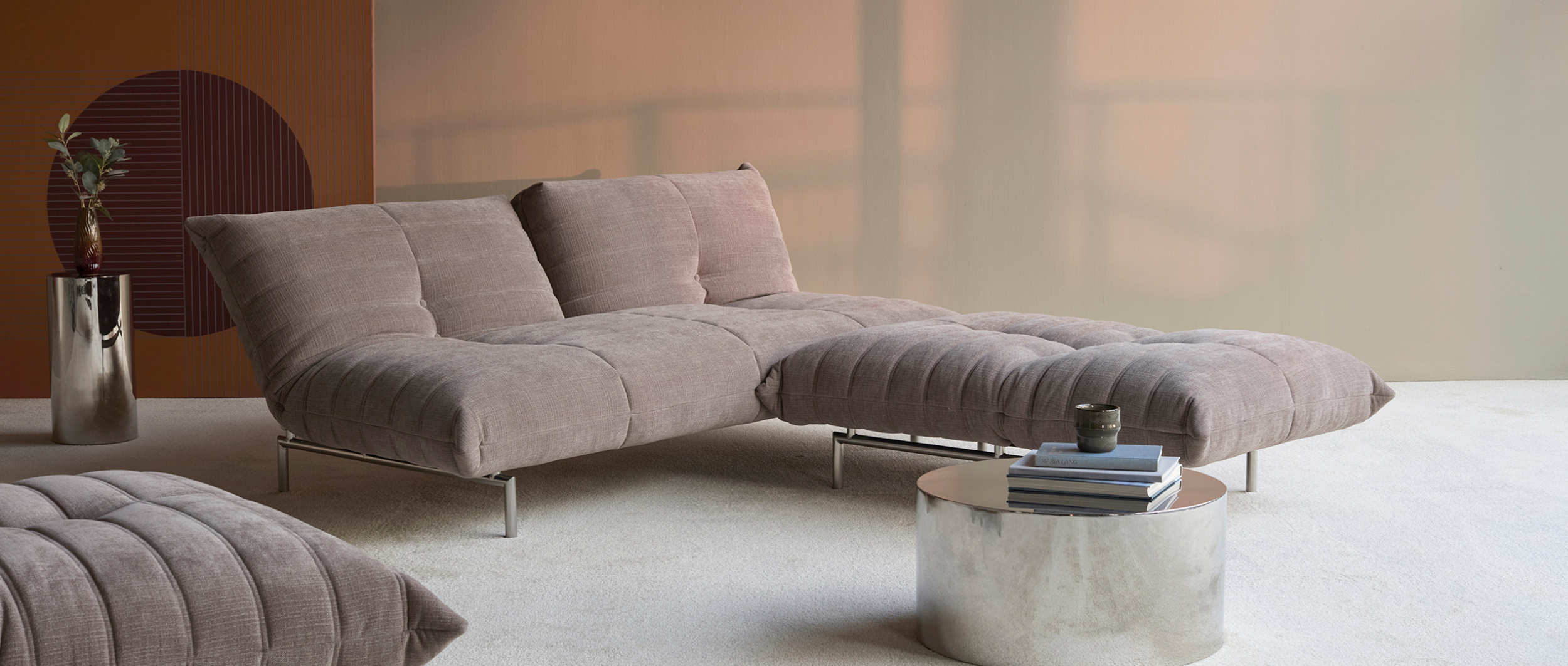 Mit heruntergeklappter Rückenlehne ist der MIKUNJO Sessel die perfekte Ergänzung zum MIKUNJO Schlafsofa