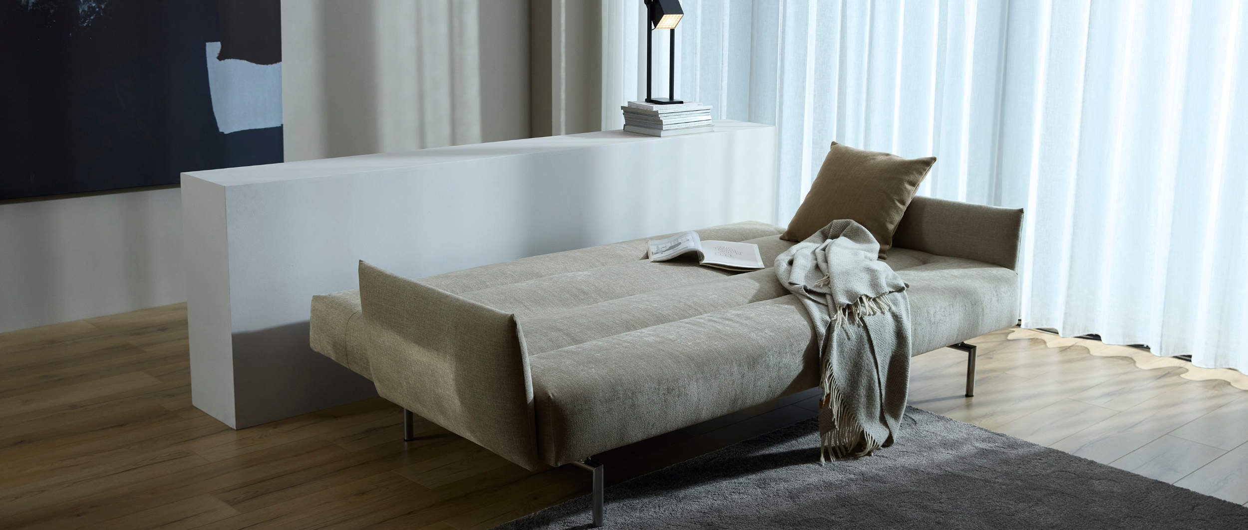 Mit einer mühelosen Bewegung verwandelt sich das JILLIS Schlafsofa von einer eleganten Couch in ein gemütliches Bett 