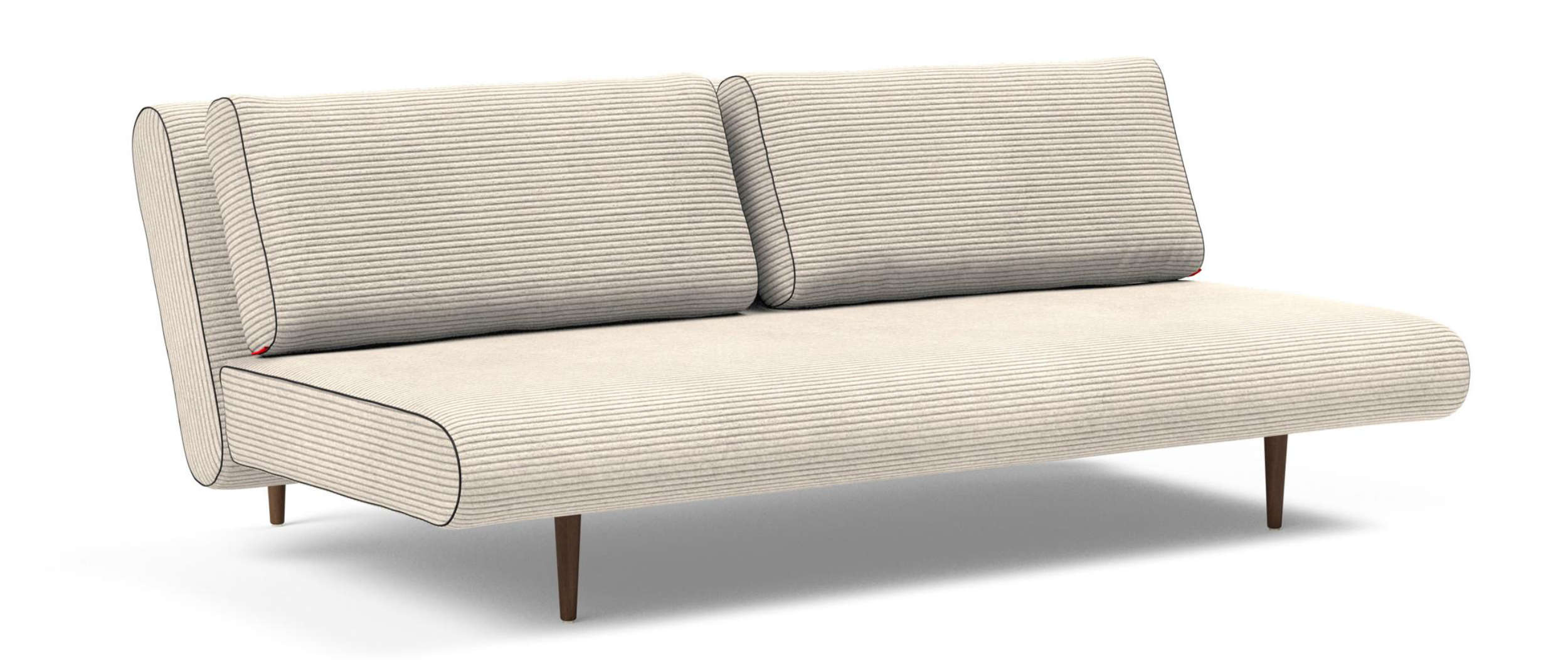 Das UNFURL LOUNGER Schlafsofa im Stoff Corduroy Ivory (594) und mit dunkelbraun gebeizten Styletto Holzfüßen