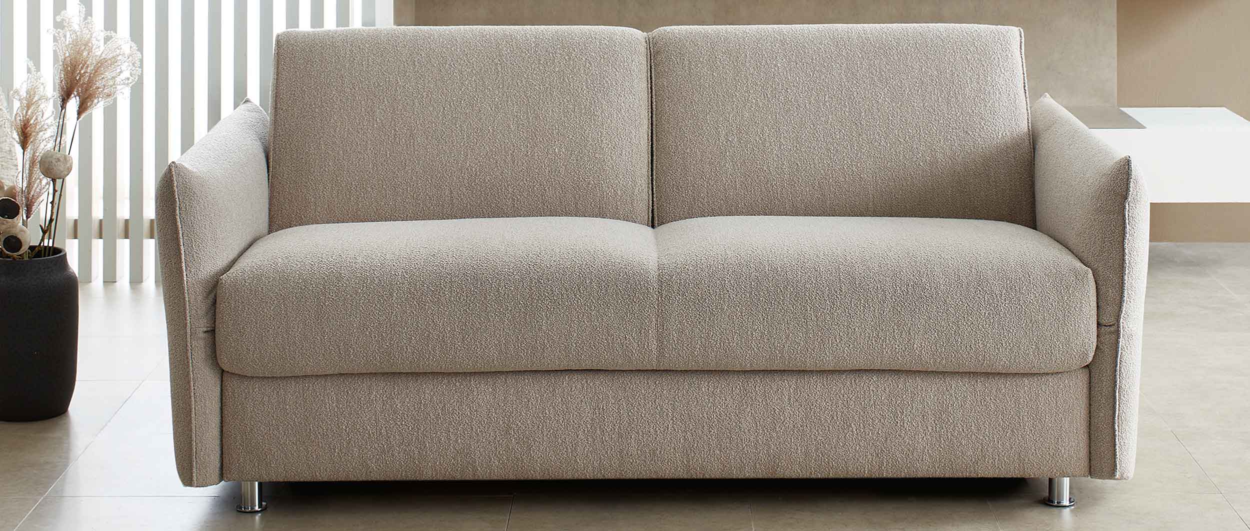 MARBURG DELUXE Schlafsofa mit klappbaren Armlehnen Nr. 4 (hochgestellt) mit Naht im Frontbereich 