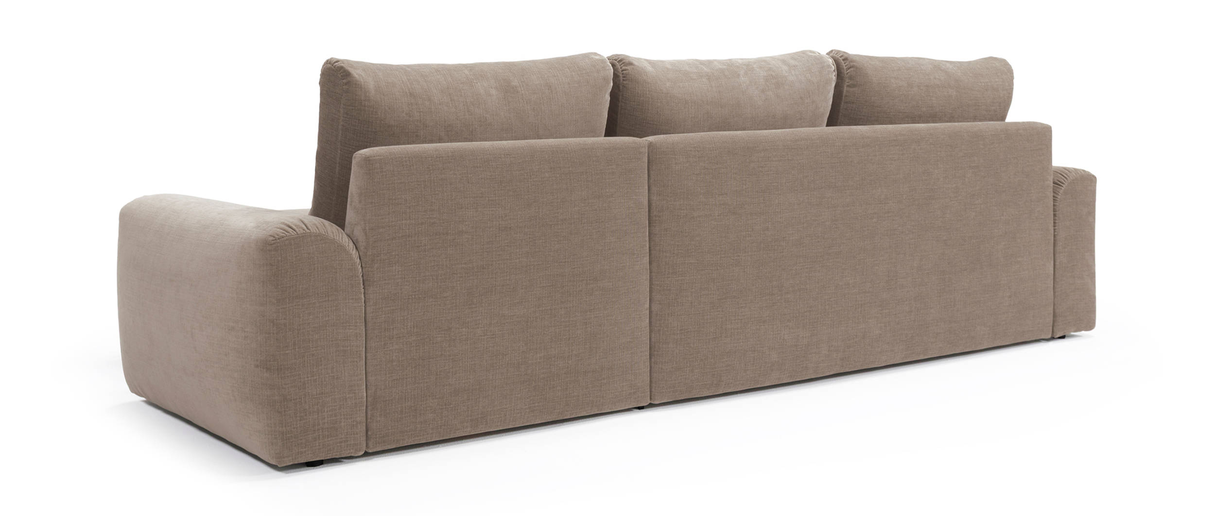 Die stoffbezogene Rückseite des NORUM Eckschlafsofas von Innovation ermöglicht eine freie Platzierung im Wohnraum