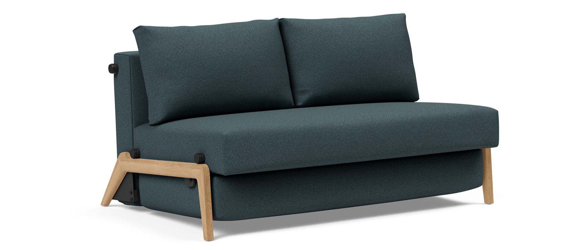 Das CUBED DELUXE Schlafsofa von Innovation - BLACK LABEL im Stoff Mahoga Dark Blue (851) und mit hellen Eichenholzfüßen