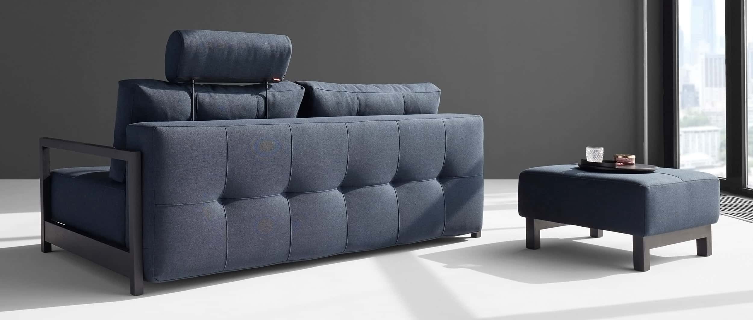 Optional mit Kopfstütze FLIP erhältlich - hier gezeigt am bauähnlichem Modell BIFROST DELUXE EXCESS Schlafsofa mit schwarzen Armlehnen