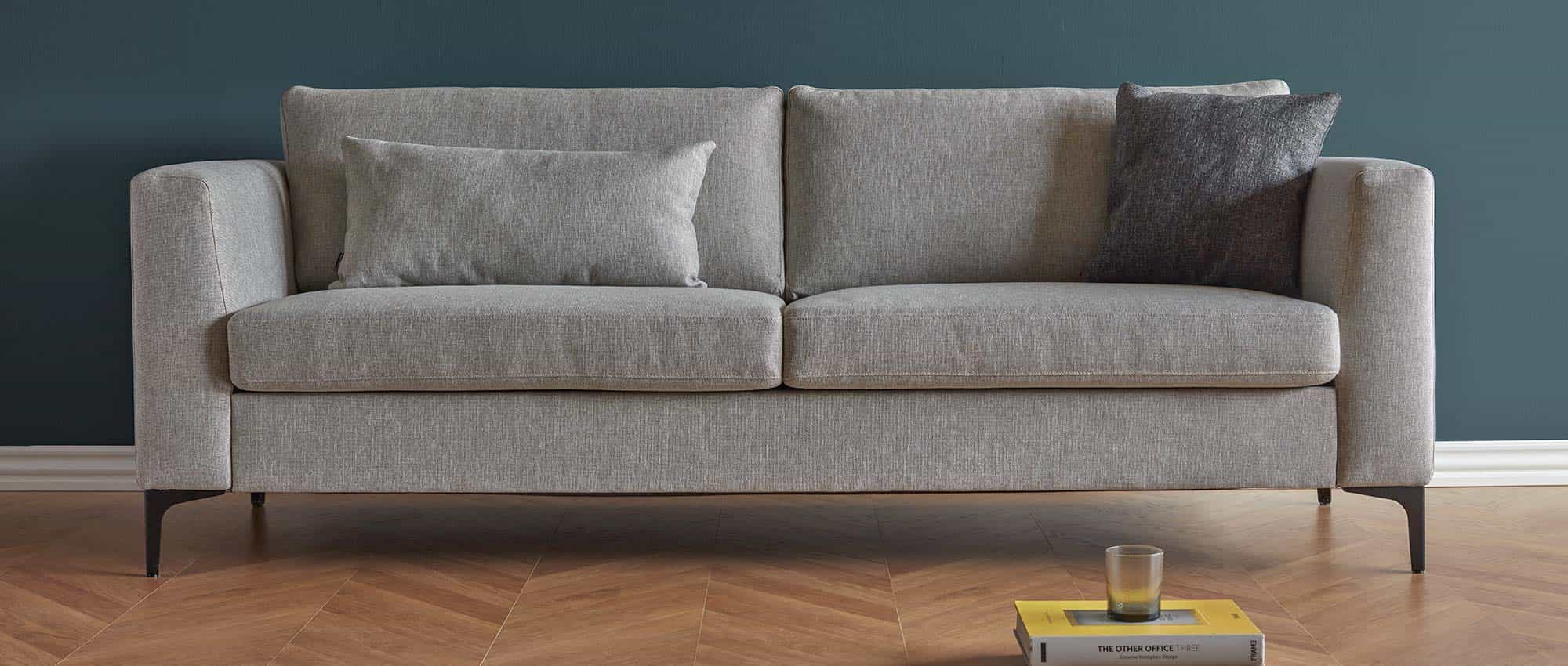 Hier das TRELLEBORG 3-Sitzer Designer Sofa mit schwarzen Metallfüßen