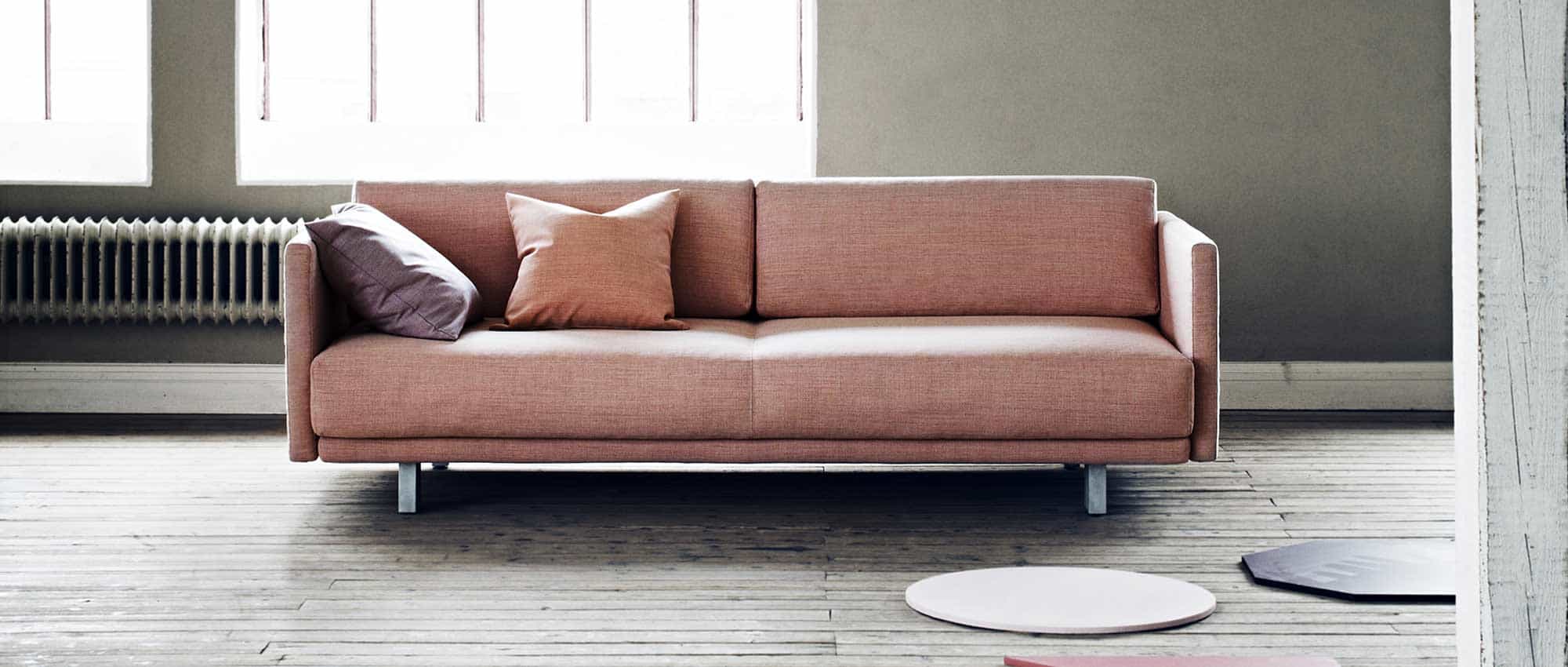 Das MEGHAN Schlafsofa von Softline mit passenden MILAN Kissen