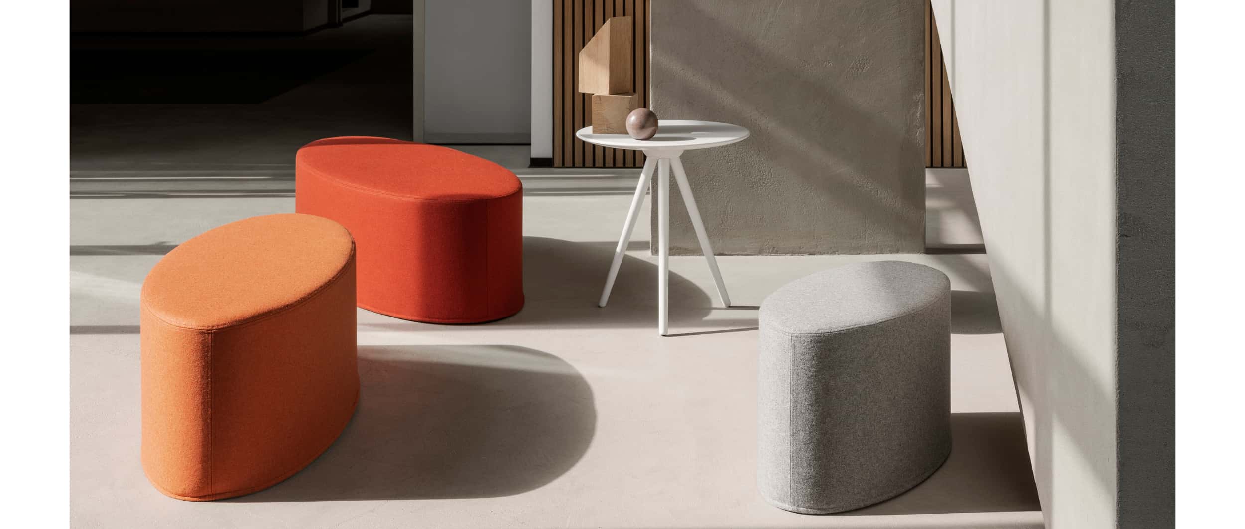 Gestalten Sie mit dem BON BON Sitzhocker von Softline in verschiedenen Größen und Farben Ihre eigene Sitzgruppe - hier mit dem Beistelltisch CIRCOE