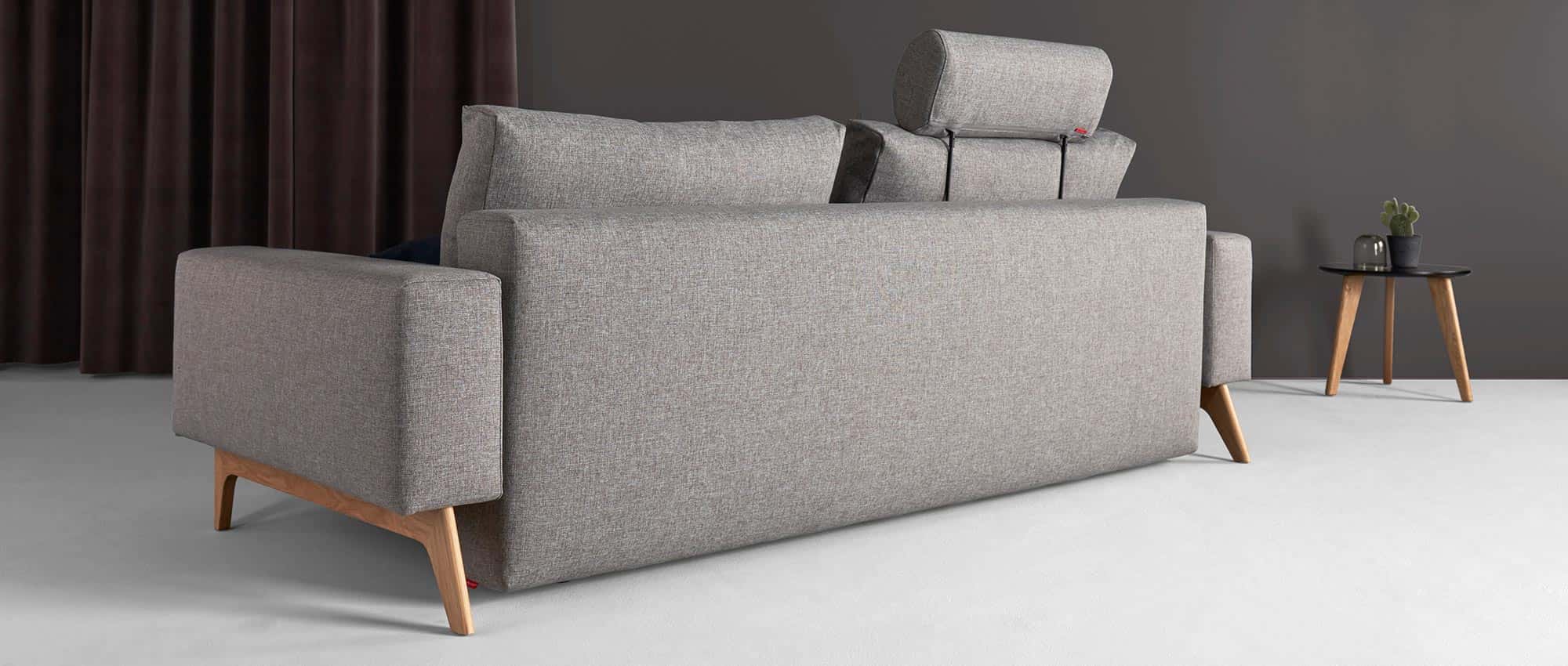 Schlafsofa IDUN kann durch die bezogene Rückseite auch freistehend im Raum genutzt werden