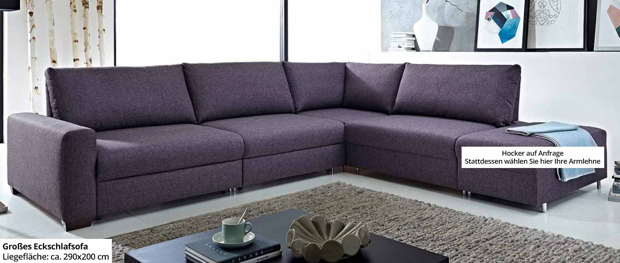 Hier das Große Eckschlafsofa mit breiter Armlehne - auf Anfrage ist der Hocker immer mit Metallfüßen erhältlich