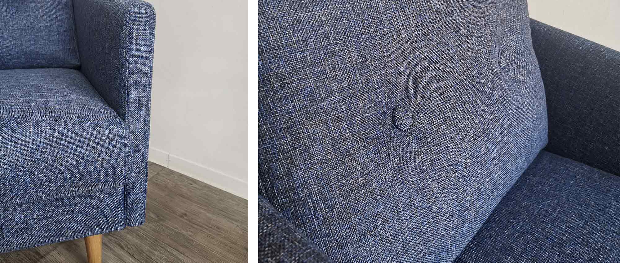 Das KARLSTAD Sofa besitzt schmale Armlehnen und Rückenkissen mit versteppten Knöpfen