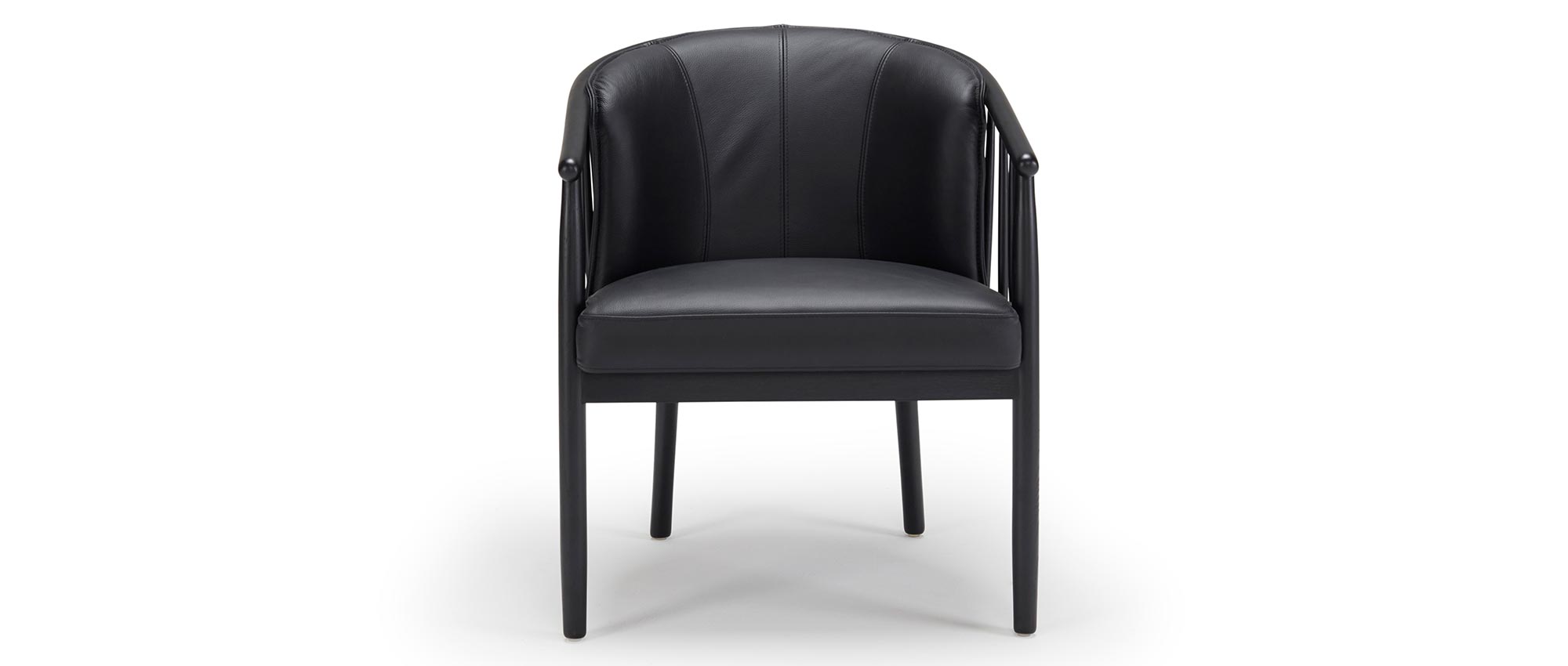 Der ESBERG Designer Sessel ohne Knöpfe auf dem Rückenpolster und mit Holzgestell in Eiche schwarz