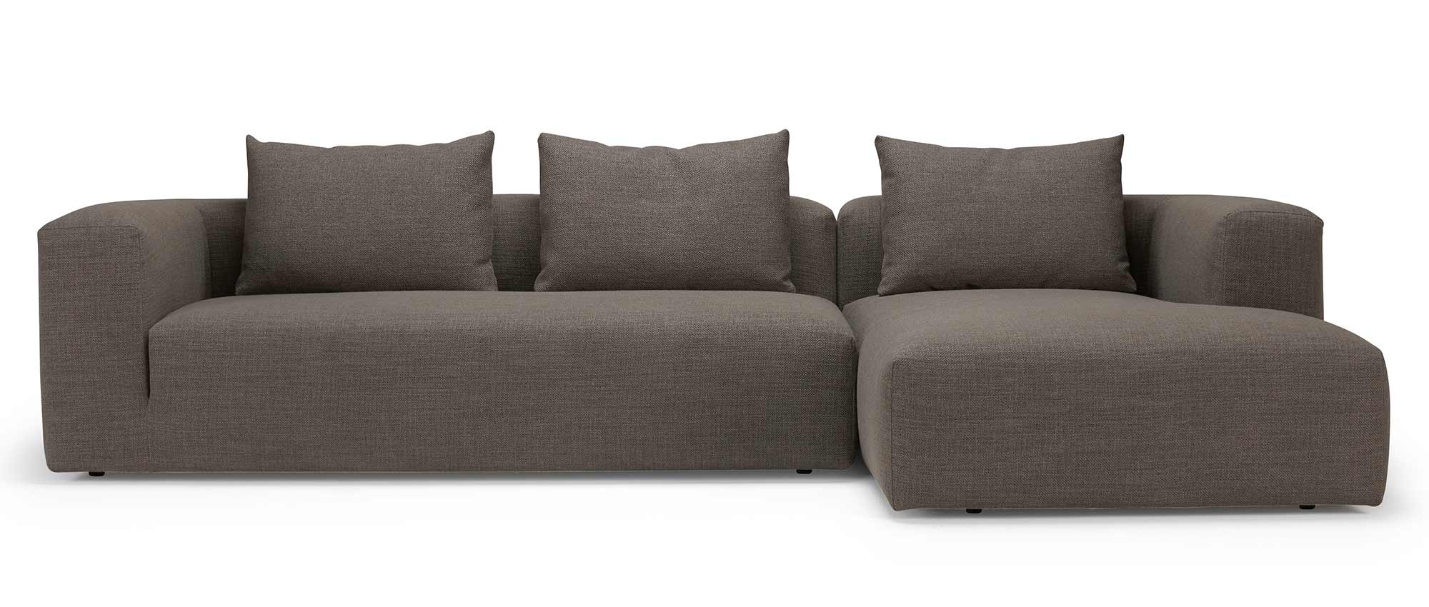 Der Longchair vom AALBORG Lounge Sofa im dänischen Design kann links oder rechts vom Sofa gewählt werden - hier zu sehen rechts