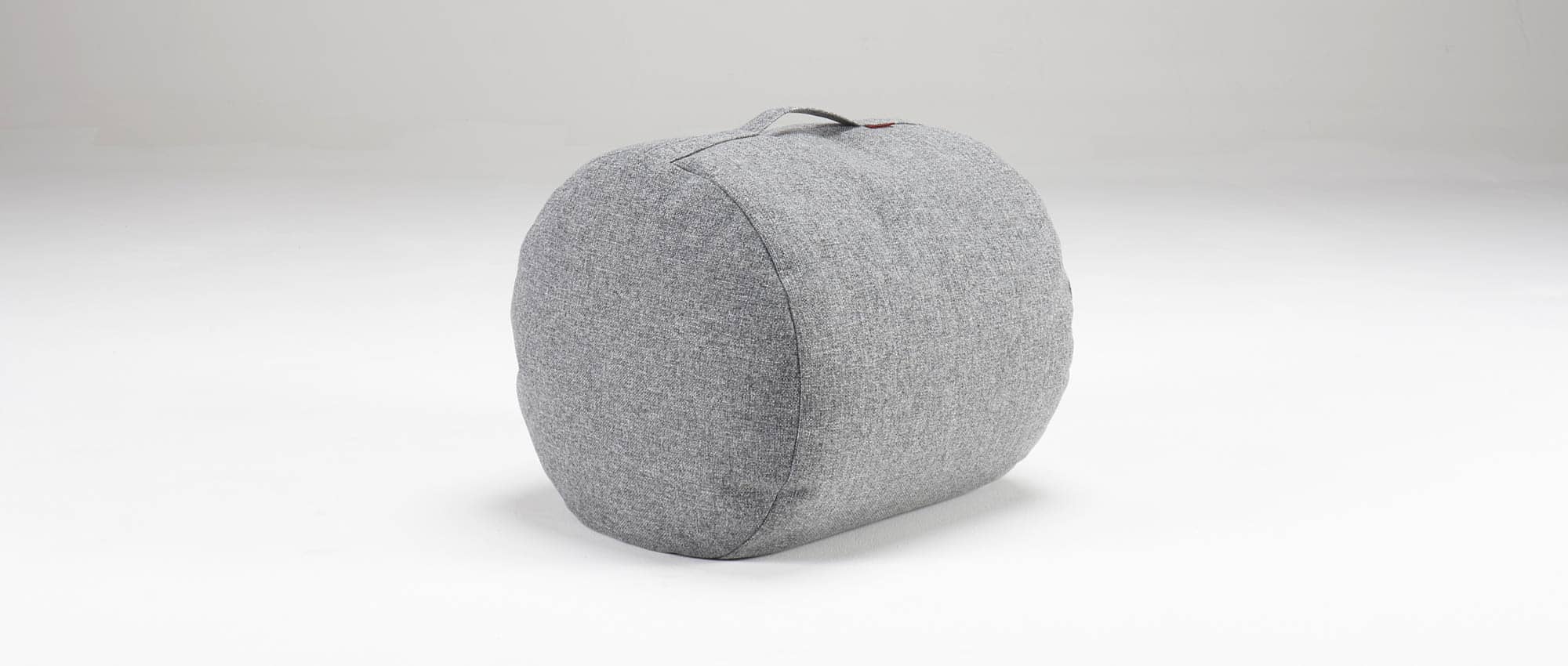 Der BUTT Sitzhocker besitzt einen Tragegurt zum einfachen Transportieren - hier im Stoff Twist Granite (565)