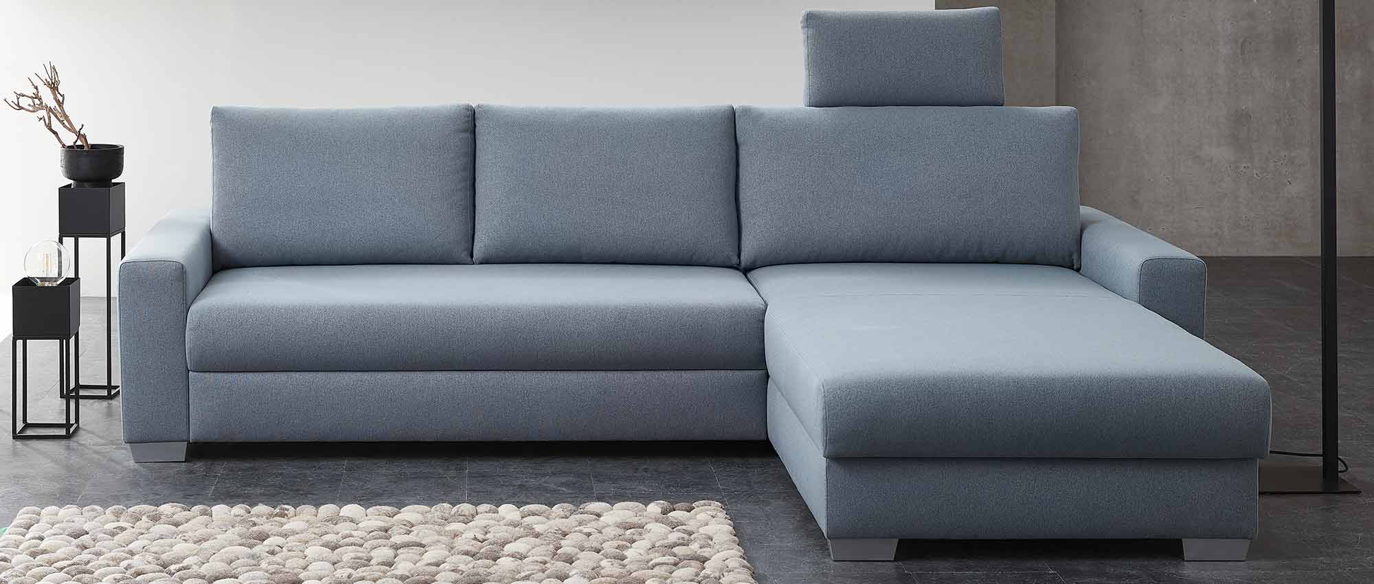 Das FRANKFURT DELUXE Eckschlafsofa mit Kopfstütze und breiten Armlehnen - der Longchair besitzt immer Holzfüße, unabhängig von der gewählten Armlehne