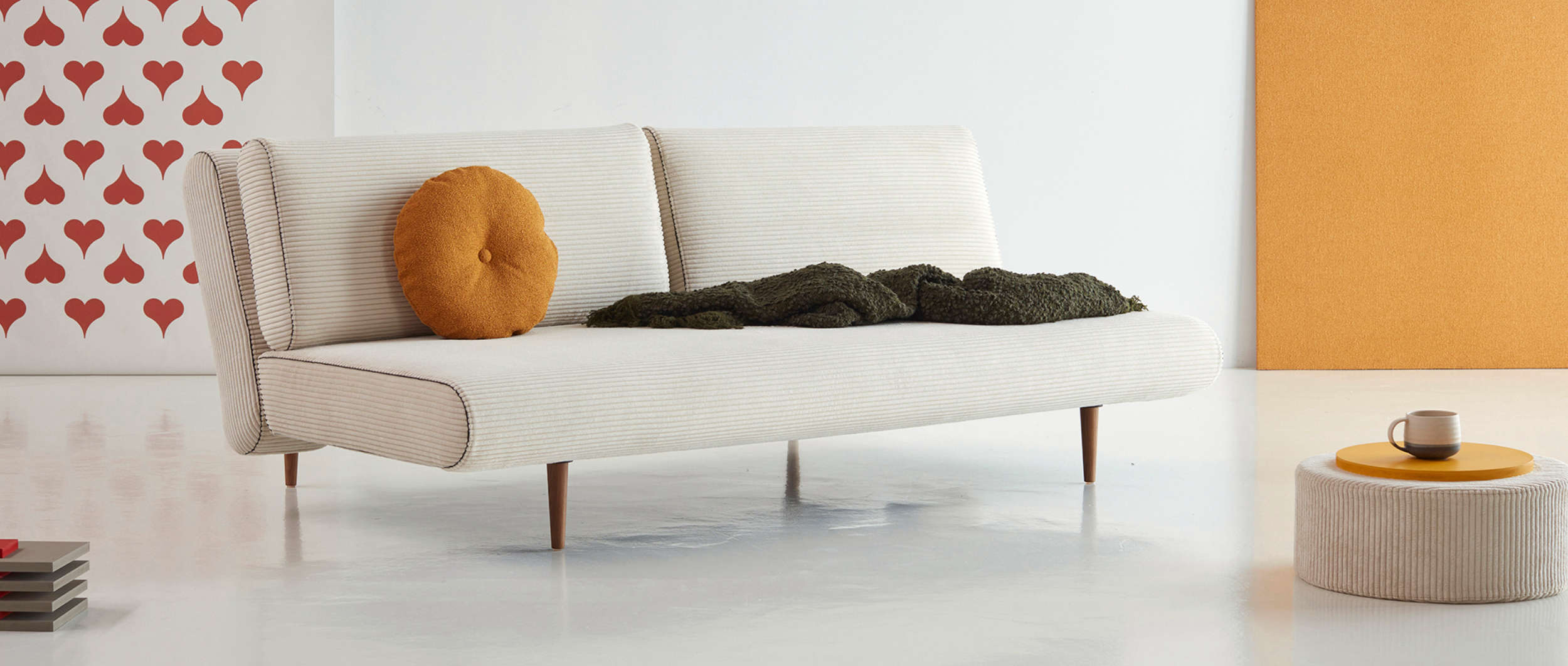 Das Schlafsofa UNFURL LOUNGER verfügt über dunkelbraune, gebeizte Styletto-Holzfüße