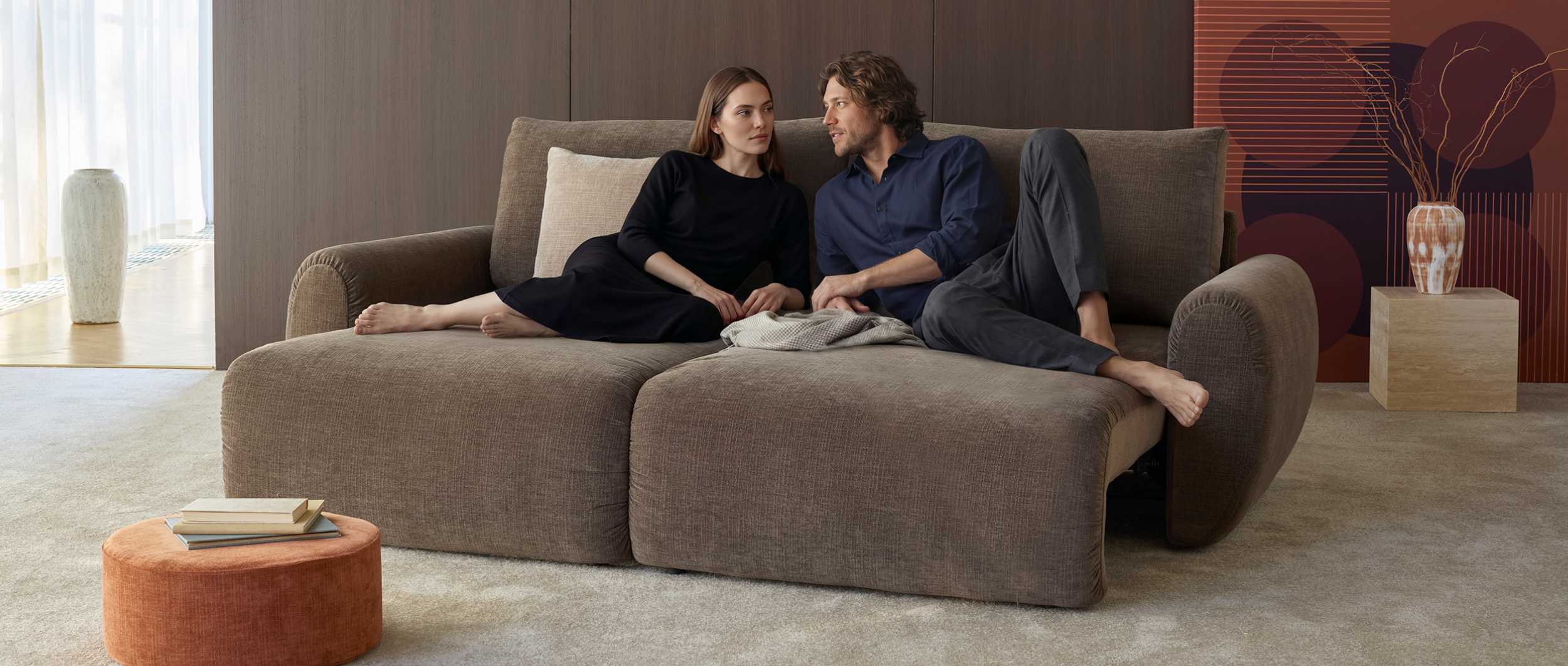 Das Innovation NORUM Schlafsofa als moderner Mittelpunkt im Wohnzimmer – perfekt zum Entspannen, Loungen und Übernachten