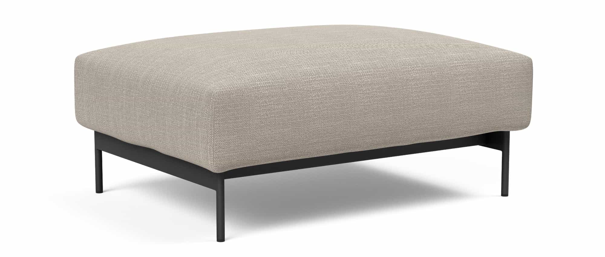 Der MALLOY Hocker von Innovation mit schwarzen Metallfüßen passt perfekt zum gleichnamigen Schlafsofa - hier Stoff Kenya Gravel (579)