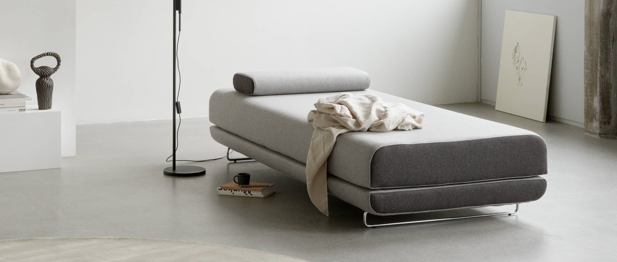 Das SHINE Daybed von Softline mit Chromkufen im Wollstoff Filz