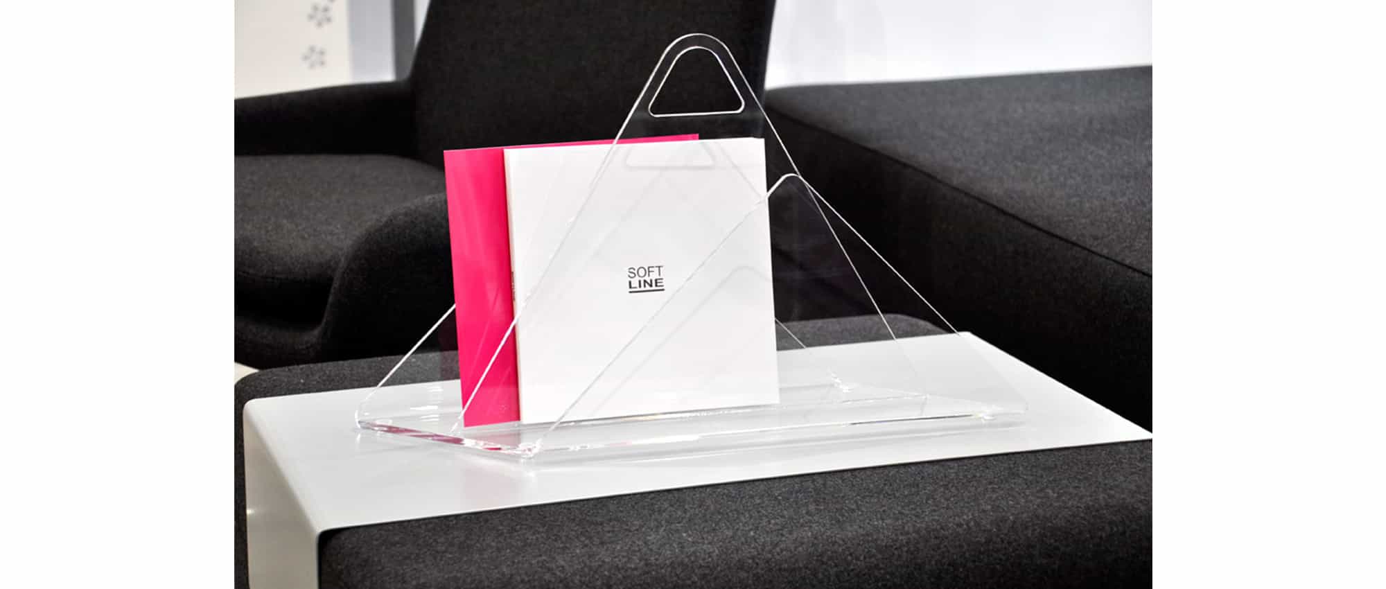 Der NIZZA Zeitschriftenständer aus Plexiglas als elegante Magazinablage