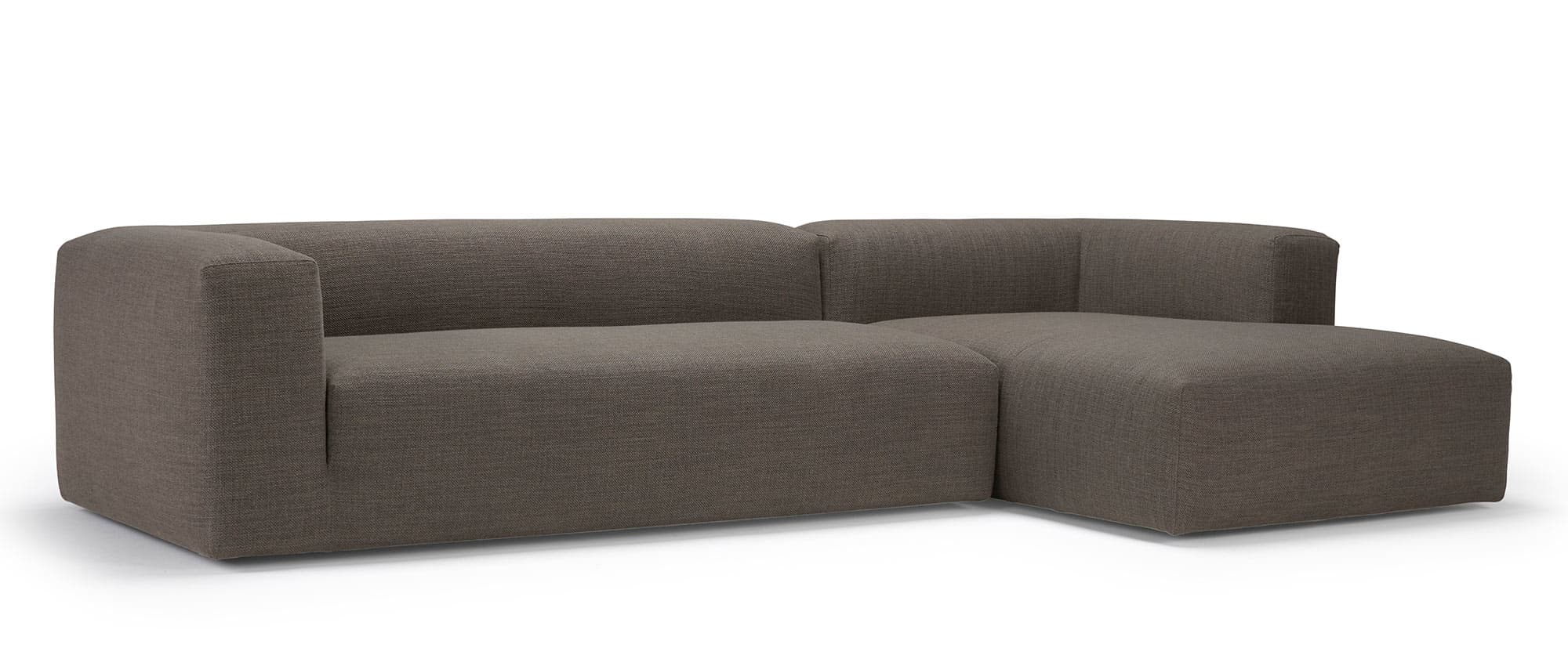 Das AALBORG Designer L-Sofa mit Longchair und breiten Armlehnen ohne Rückenkissen
