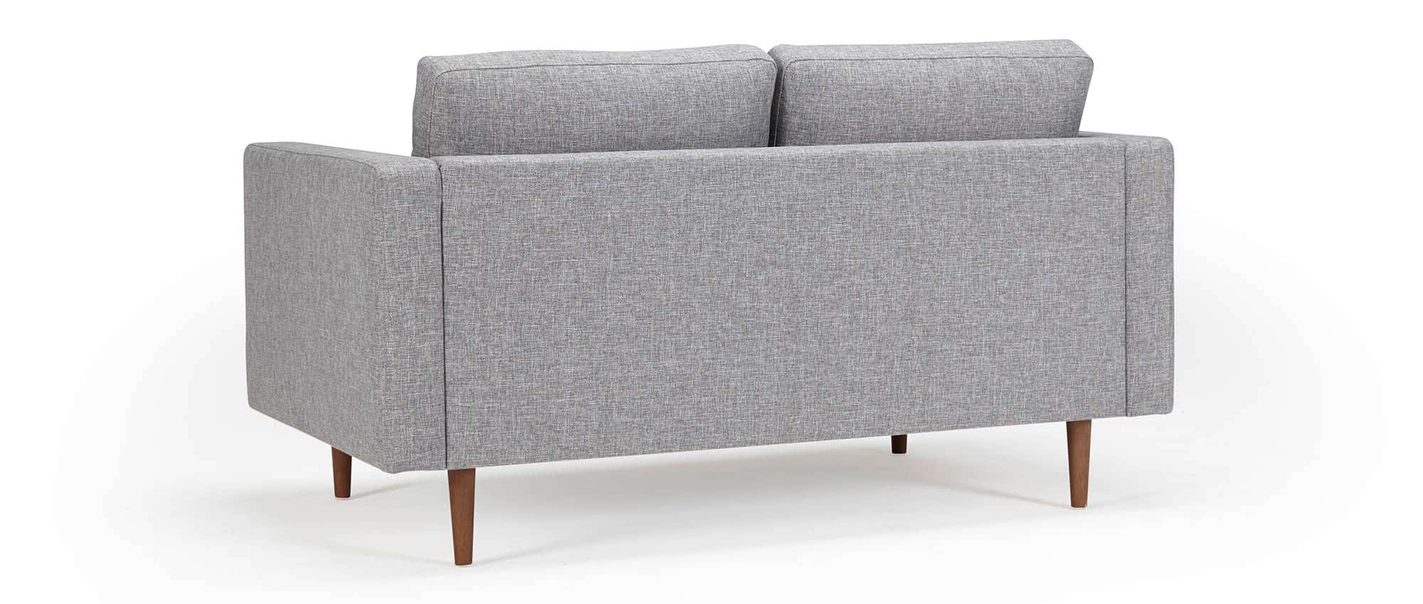 Das HALMSTAD Designer Sofa ist auch auf der Rückseite in Ihrer Stoff- oder Lederauswahl bezogen