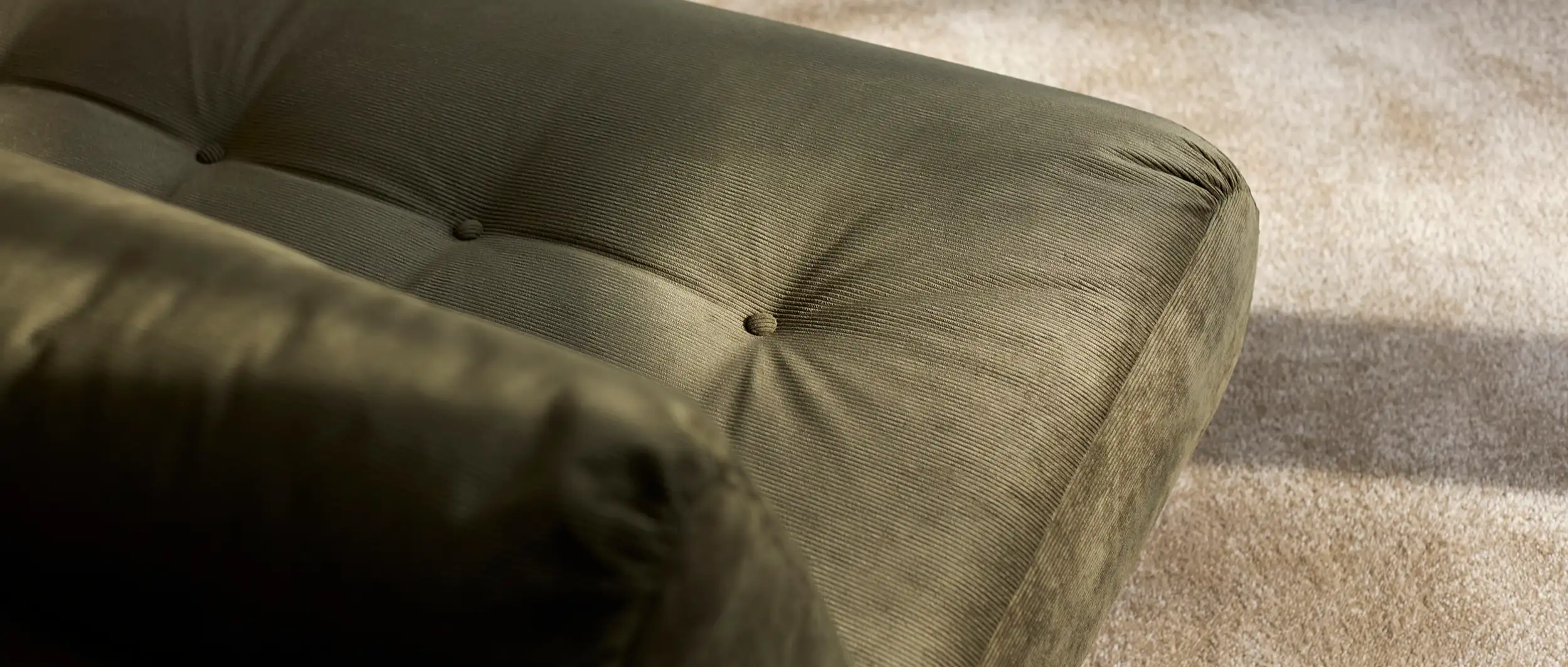 Detailansicht der gesteppten Sitzfläche und des Cordbezugs in moderner Optik
