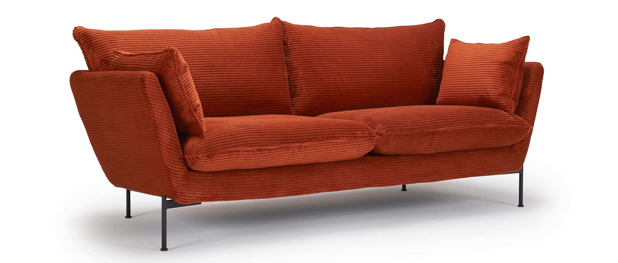 Das FALUN 2-Sitzer Designer Sofa mit schwarzen Metallfüßen im Stoff Cord - Burnt Orange (595)