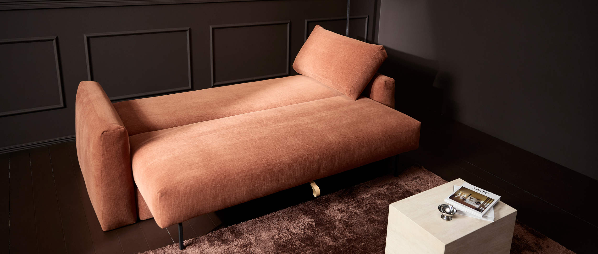 Der Umbau vom Sofa zum komfortablen Gästebett ist schnell und unkompliziert erledigt – ideal für den täglichen Gebrauch