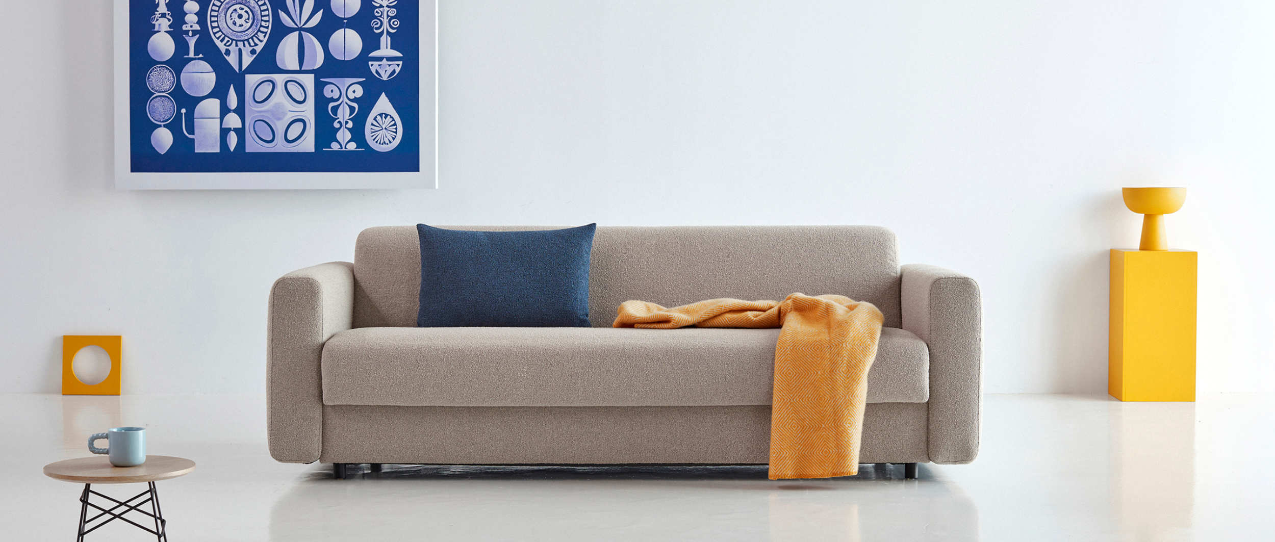 Das KILLIAN Schlafsofa mit breiten Armlehnen im Stoff Bouclé Beige (539)