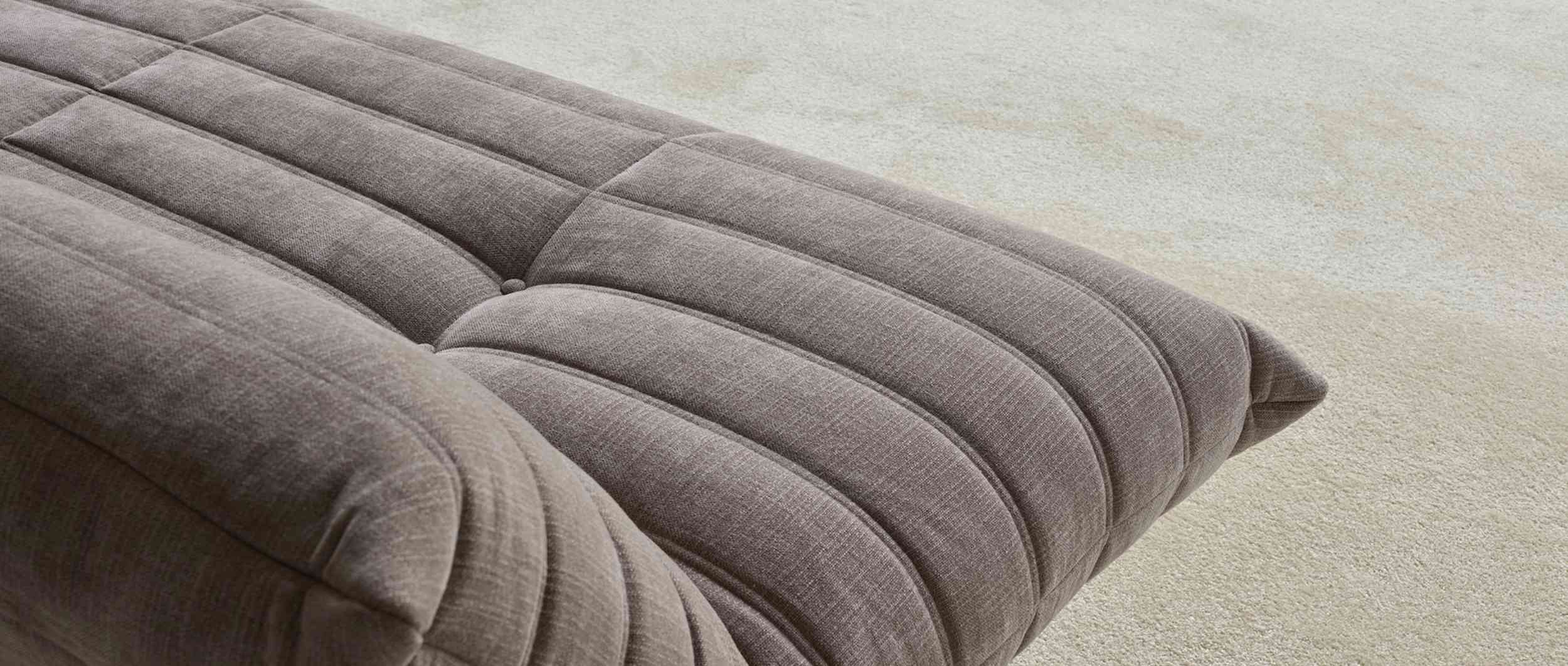 Die charakteristische Versteppung verleiht dem Schlafsofa und dem Sessel MIKUNJO eine lebendige Polsteroptik mit sanften Falten und wohnlicher Tiefe