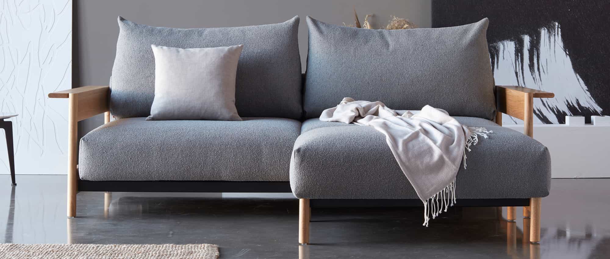 Wird der MALLOY WOOD Fußhocker an das Sofa gestellt, dient er als Recamiere zum Füße hochlegen